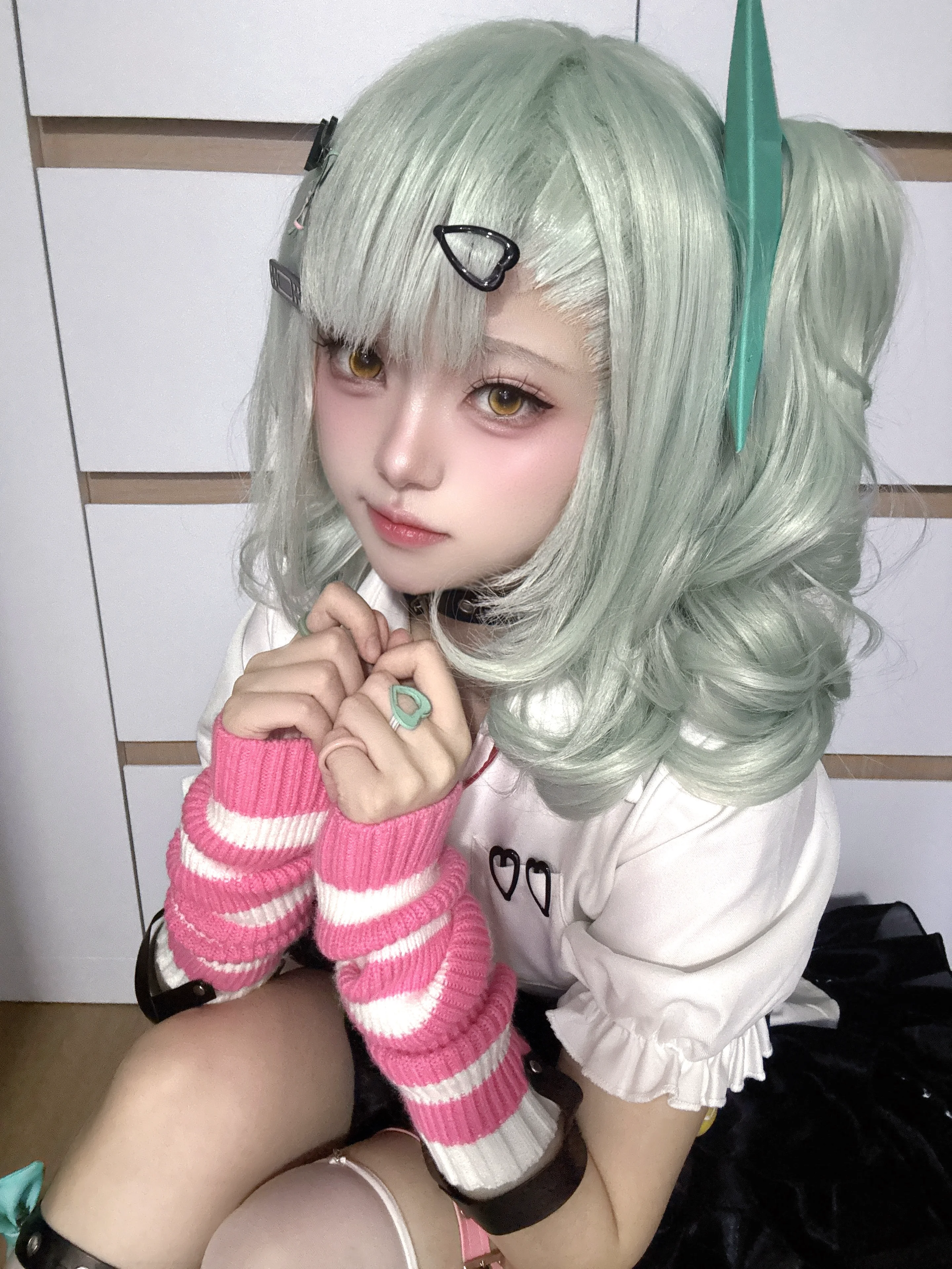 【千夏 コスプレ】ゼンレスゾーンゼロの小さなアイドルの妄想エンジェル衣装、ディテールが満載！ - 4 枚目