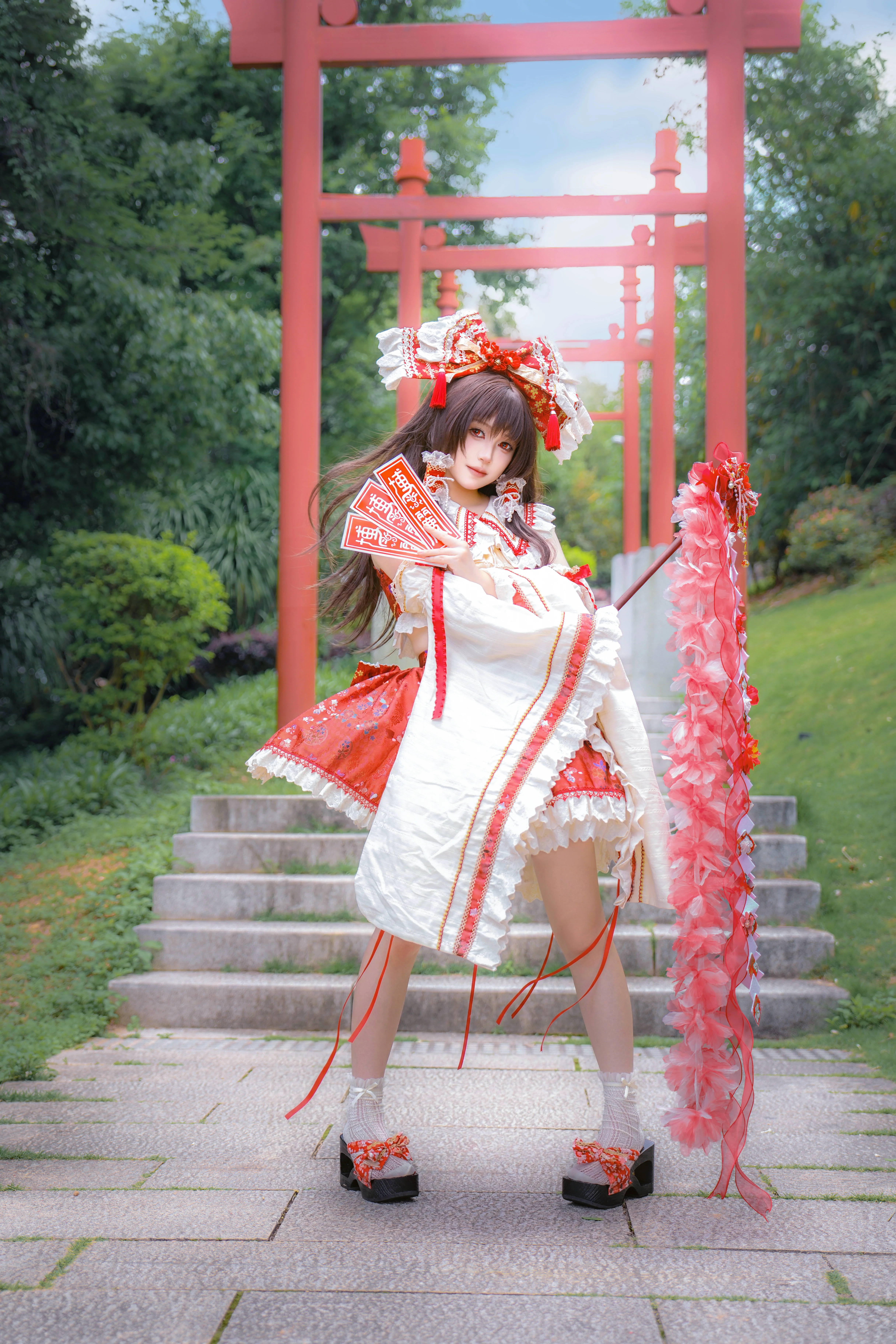 【博麗霊夢コスプレ】東方Projectの巫女、神社の社下に佇む夏の瞬間 - 1 枚目