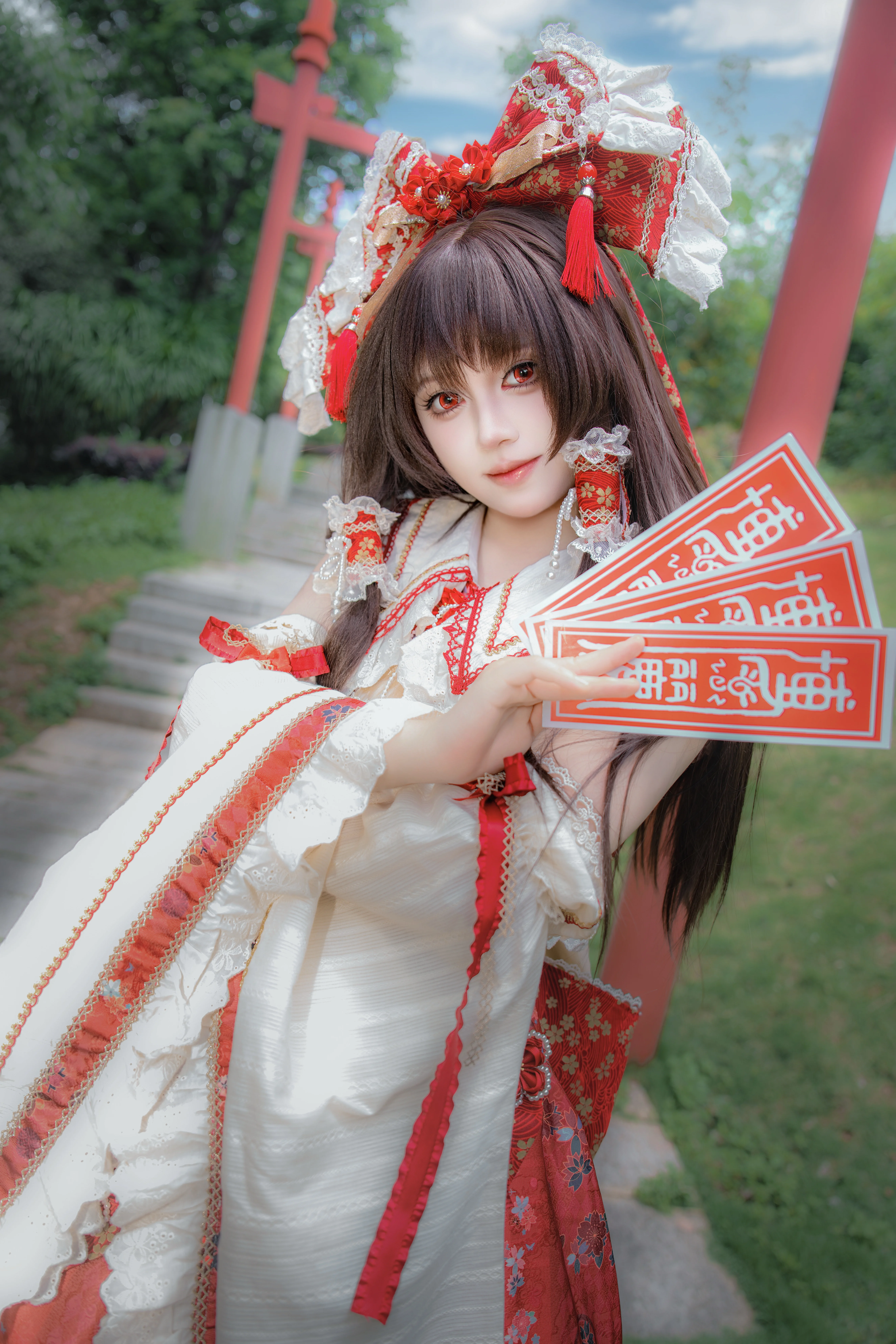 【博麗霊夢コスプレ】東方Projectの巫女、神社の社下に佇む夏の瞬間