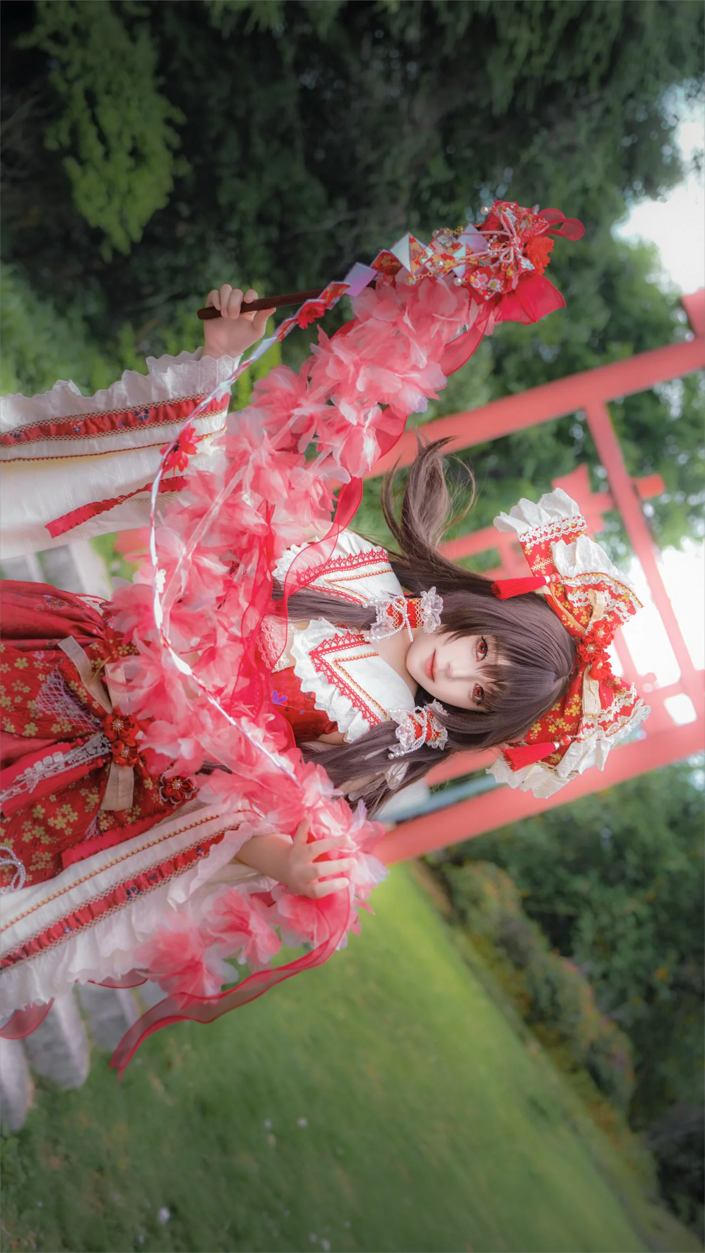 【博麗霊夢コスプレ】東方Projectの巫女、神社の社下に佇む夏の瞬間 - 3 枚目