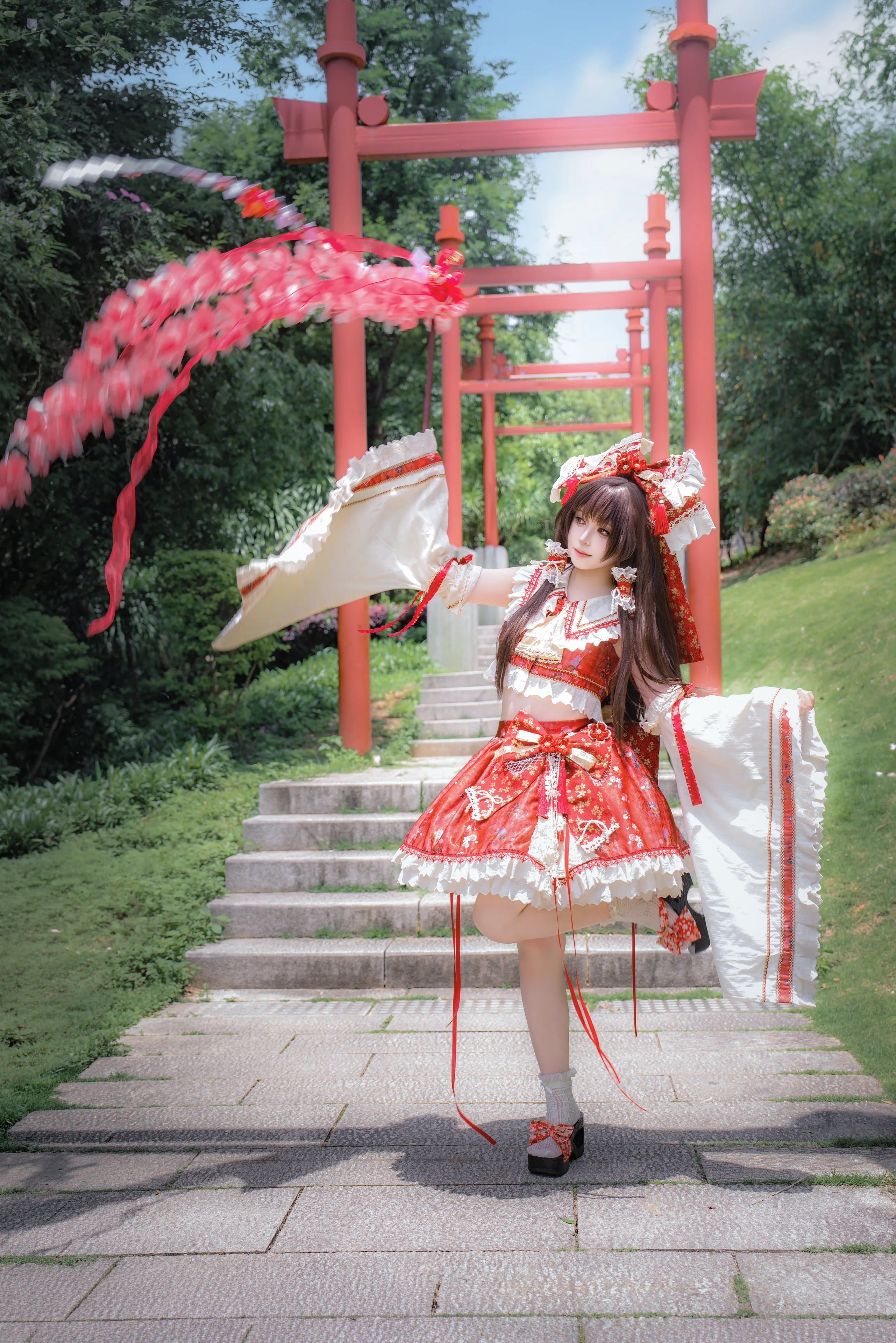 【博麗霊夢コスプレ】東方Projectの巫女、神社の社下に佇む夏の瞬間 - 4 枚目