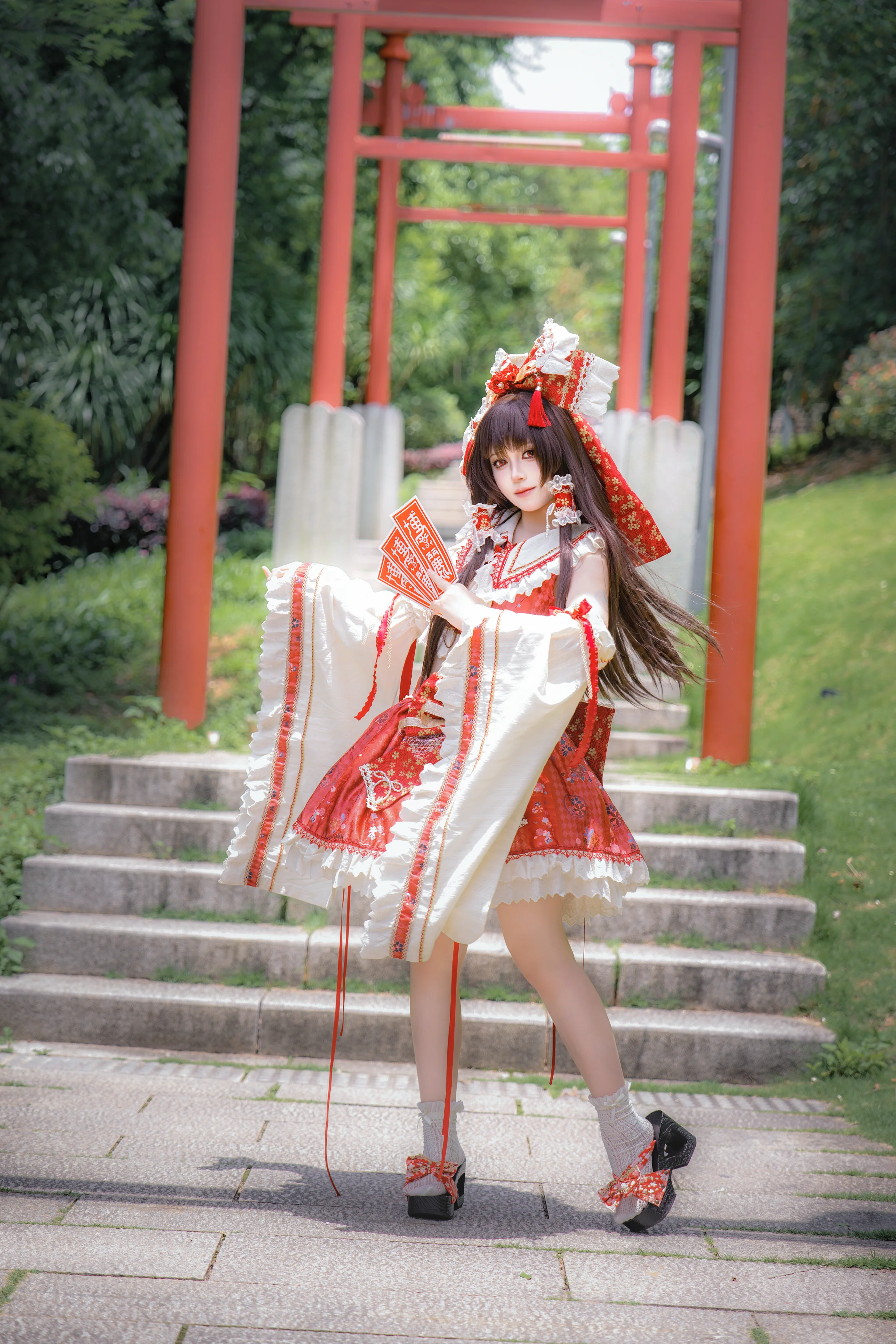 【博麗霊夢コスプレ】東方Projectの巫女、神社の社下に佇む夏の瞬間 - 5 枚目