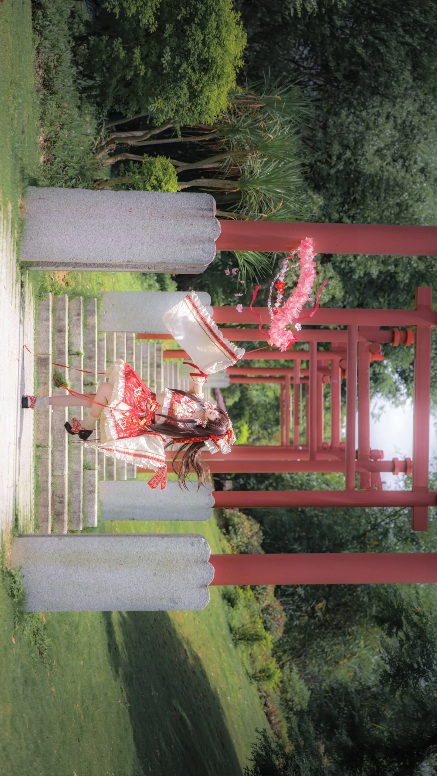 【博麗霊夢コスプレ】東方Projectの巫女、神社の社下に佇む夏の瞬間 - 6 枚目