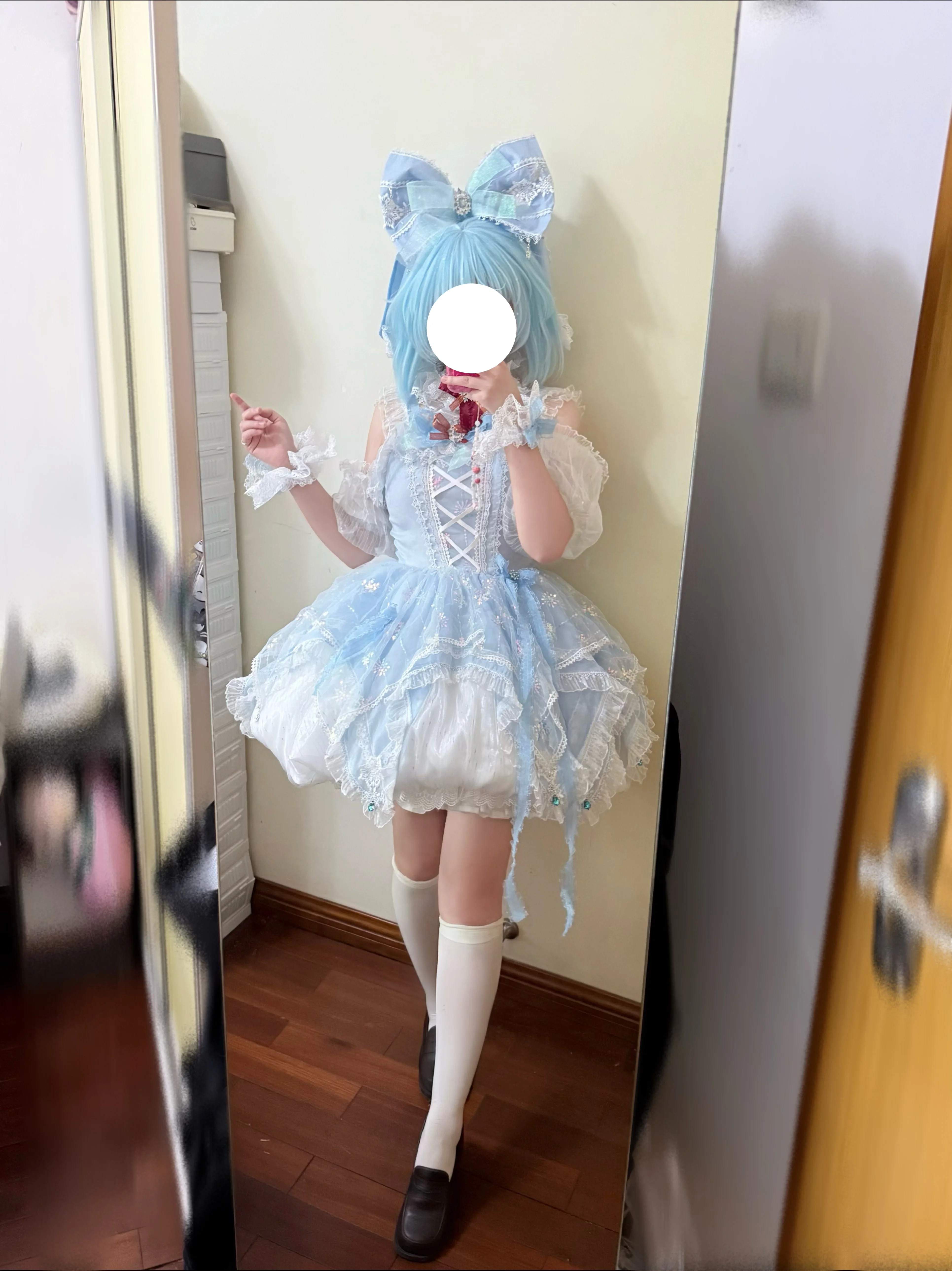 【チルノのコスプレ】東方Projectの氷の妖精、羽がないという心残り
