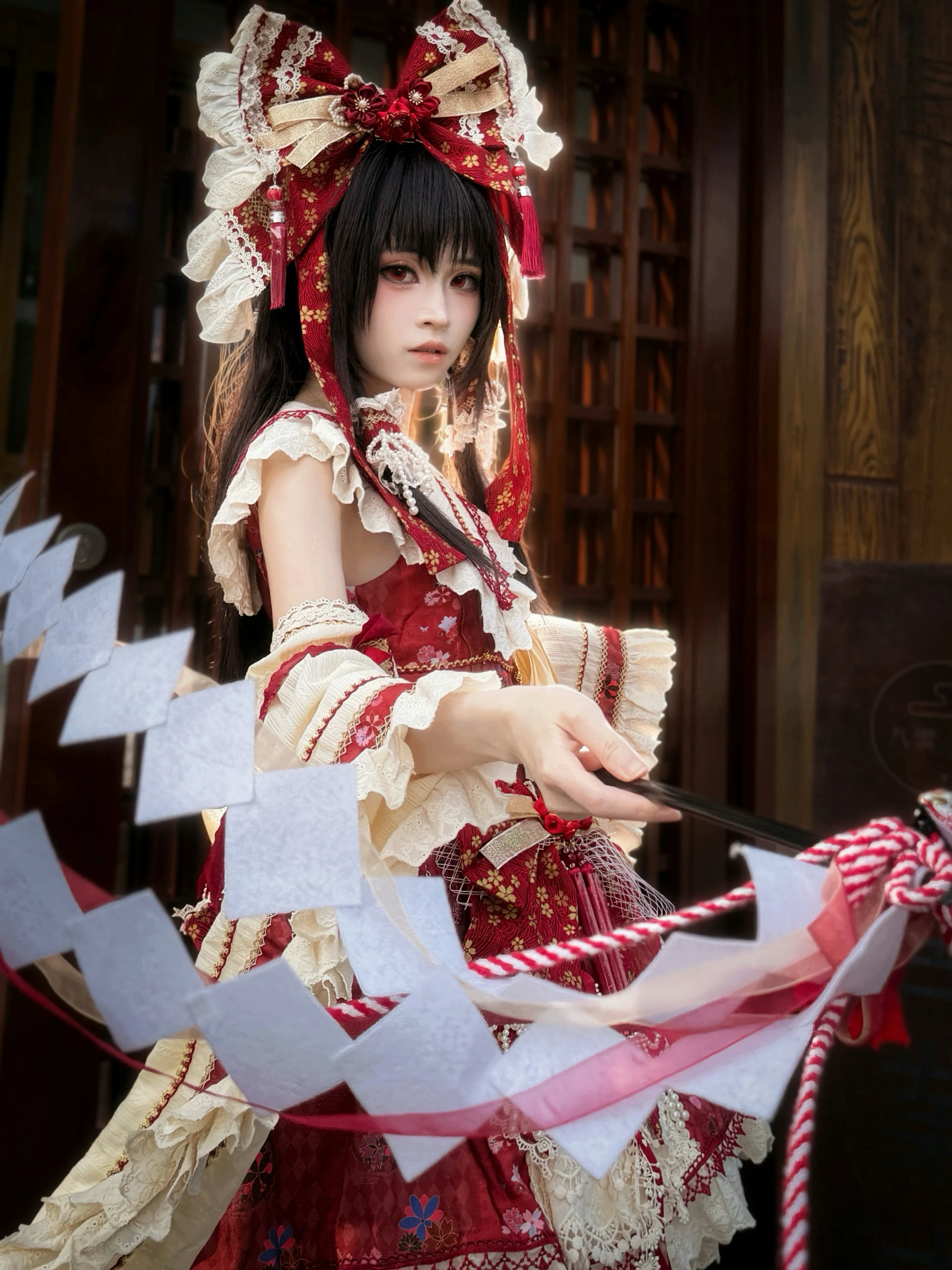 【博麗霊夢コスプレ】東方Projectの赤い巫女、博麗神社の日常