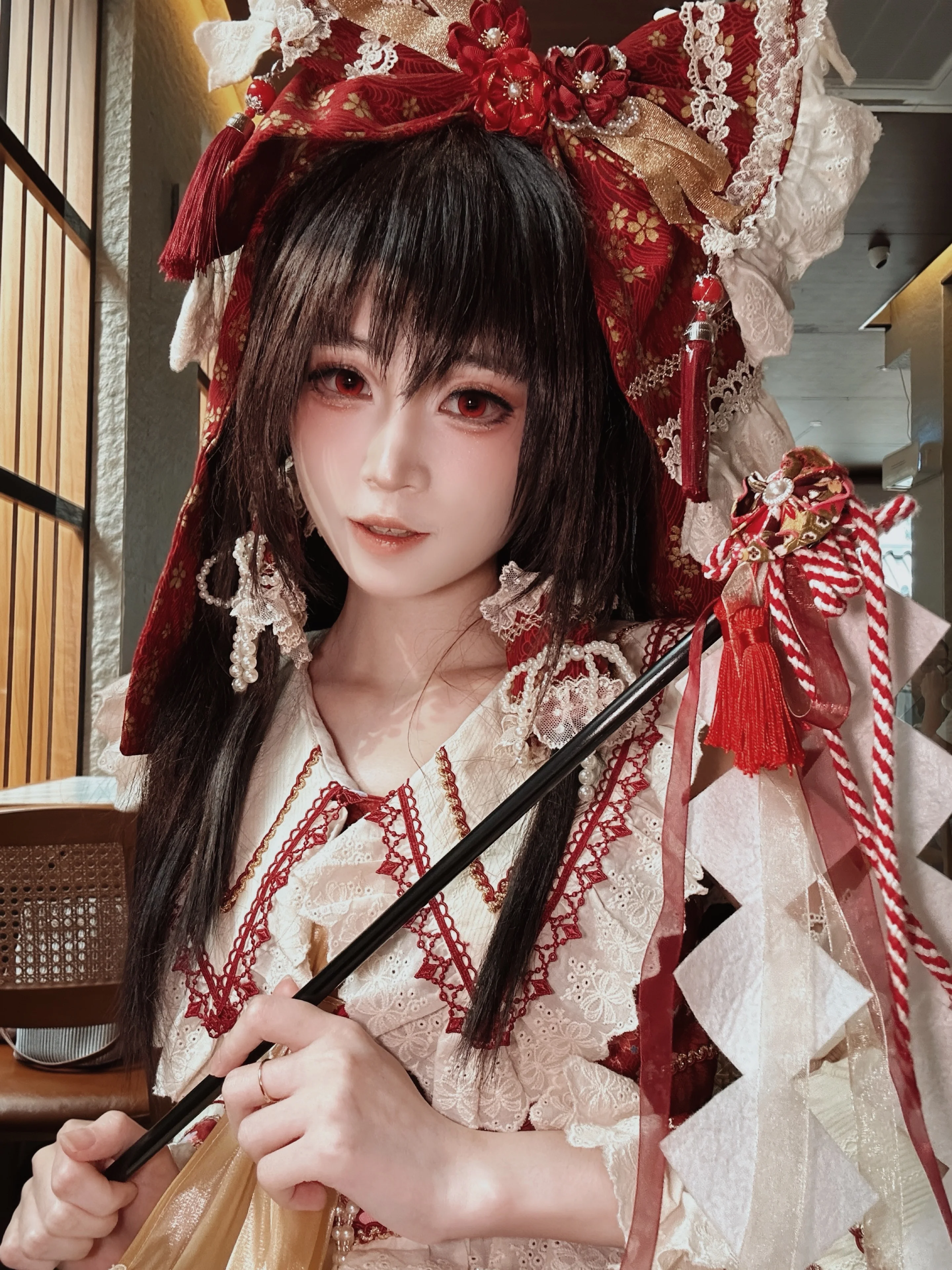 【博麗霊夢コスプレ】東方Projectの赤い巫女、博麗神社の日常 - 4 枚目