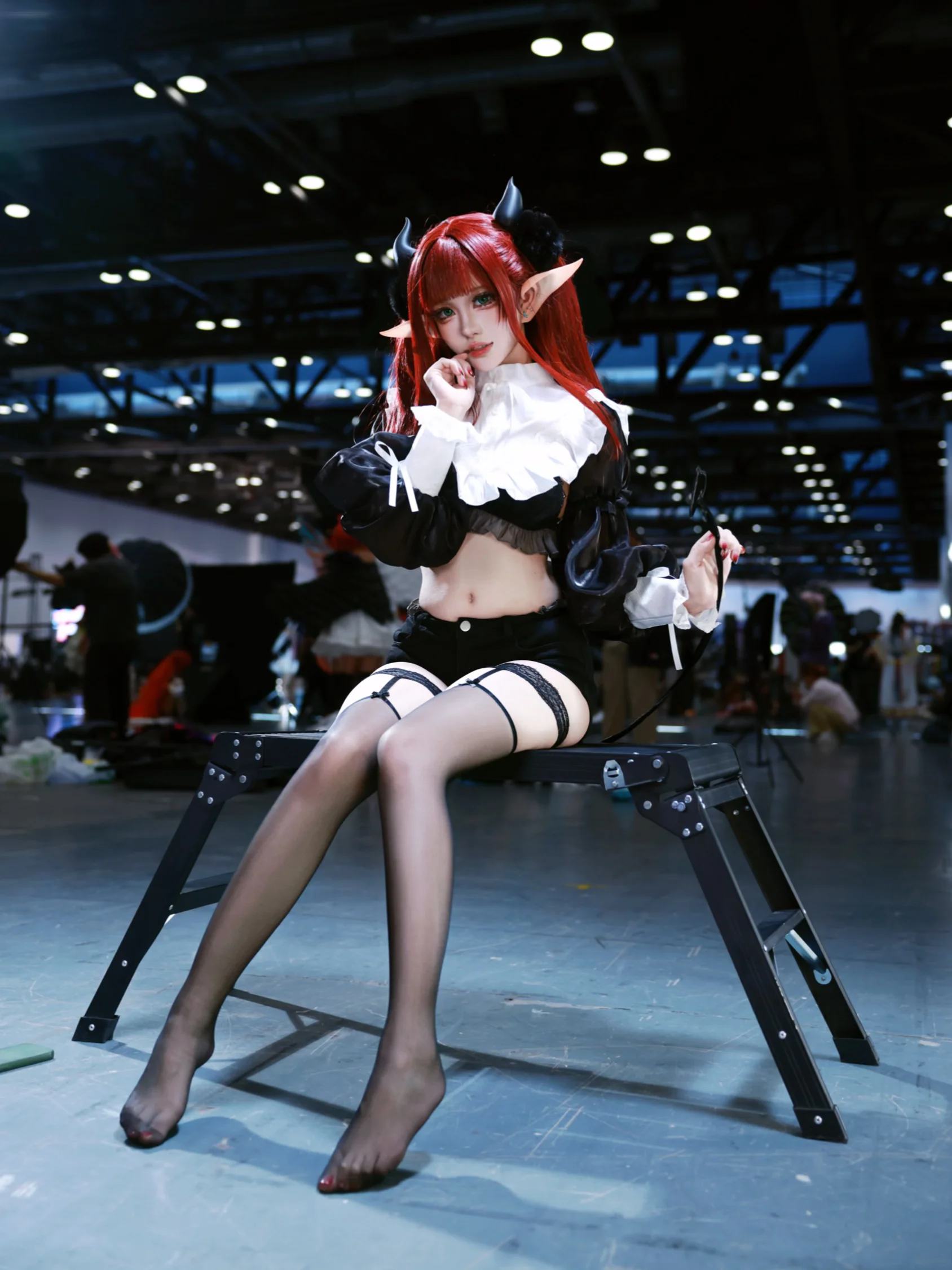 【喜多川海夢コスプレ】サキュバス風衣装のイベント写真、ブルー調の雰囲気抜群
