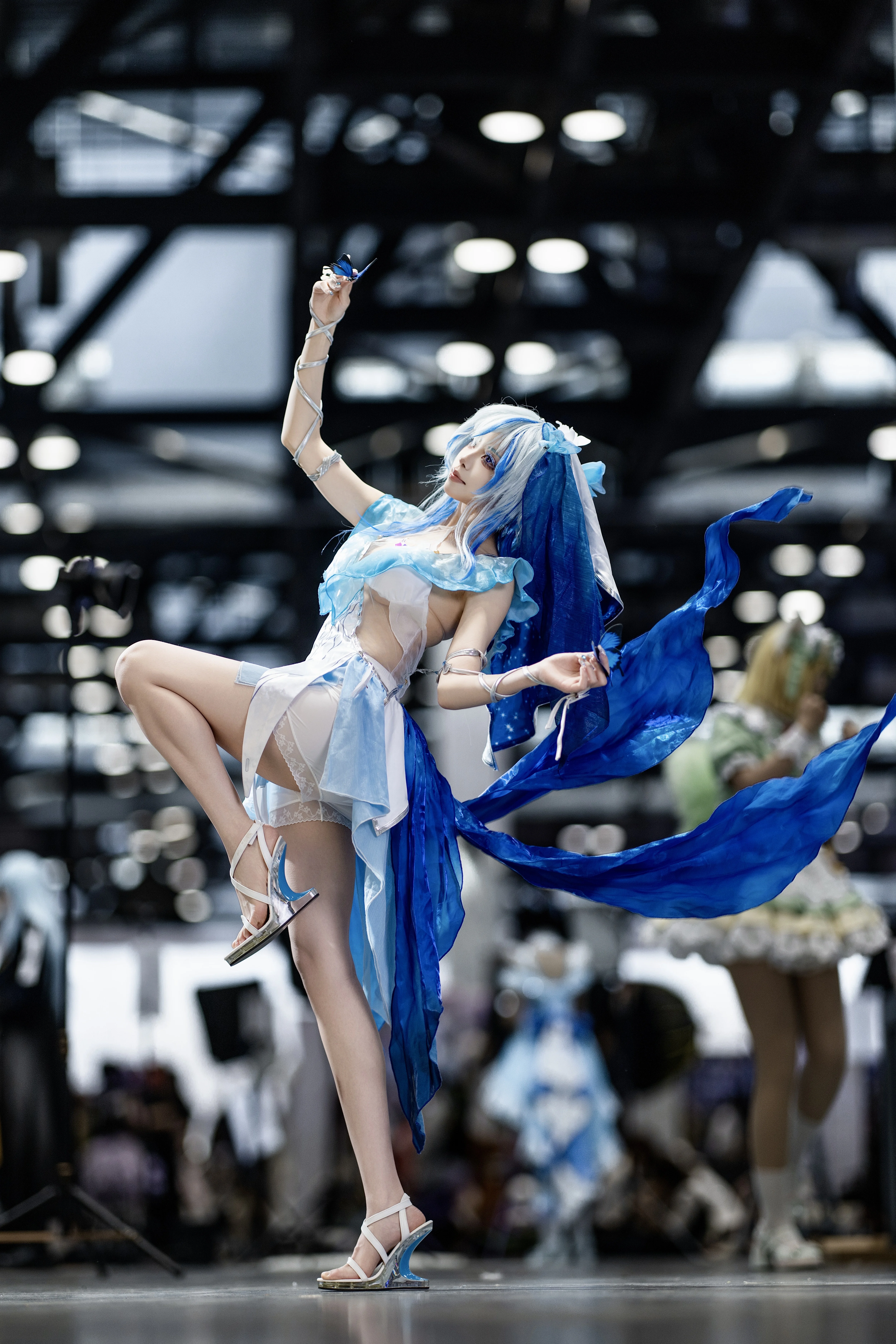 守岸人cos 蓝白轻纱漫展场照