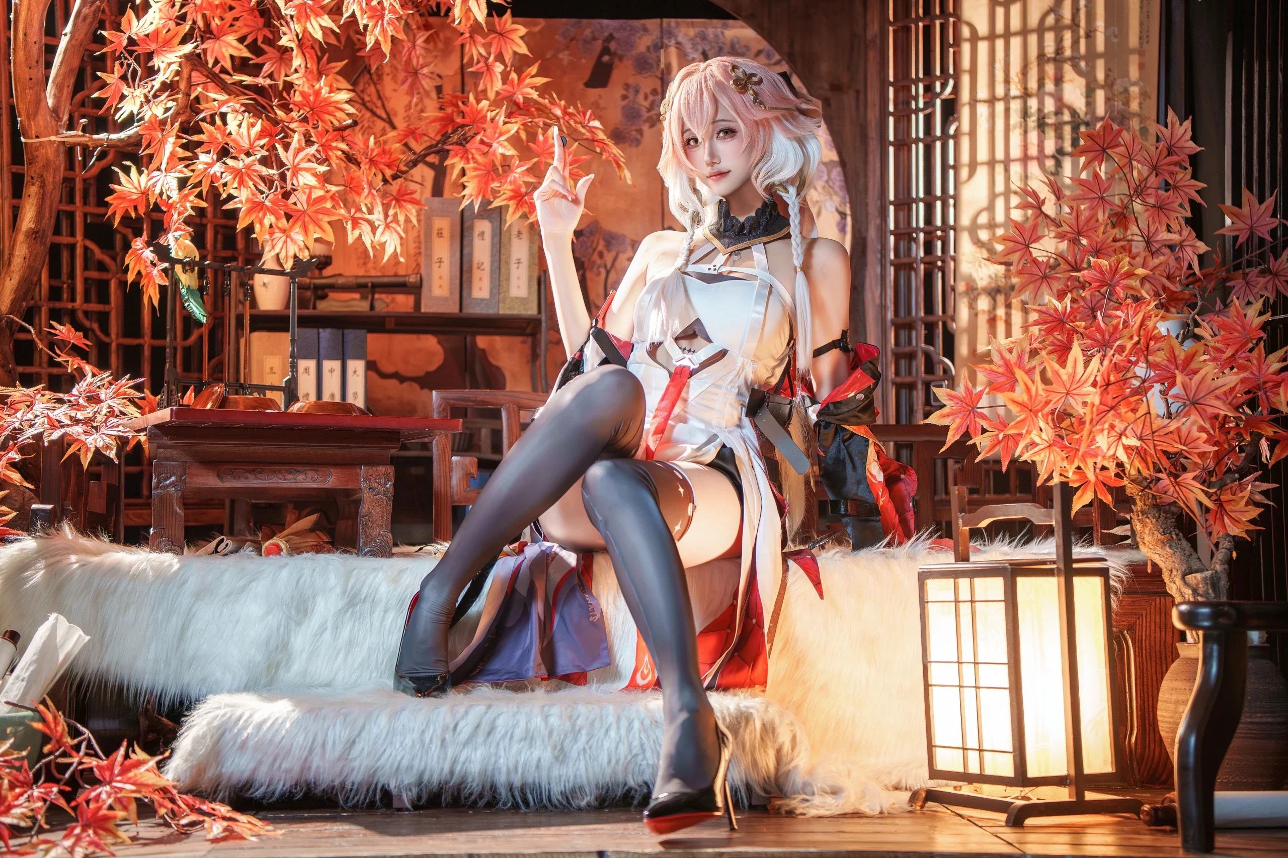 【秋の紅葉の下で魅せる和風の服装とヘアメイクのシェア】