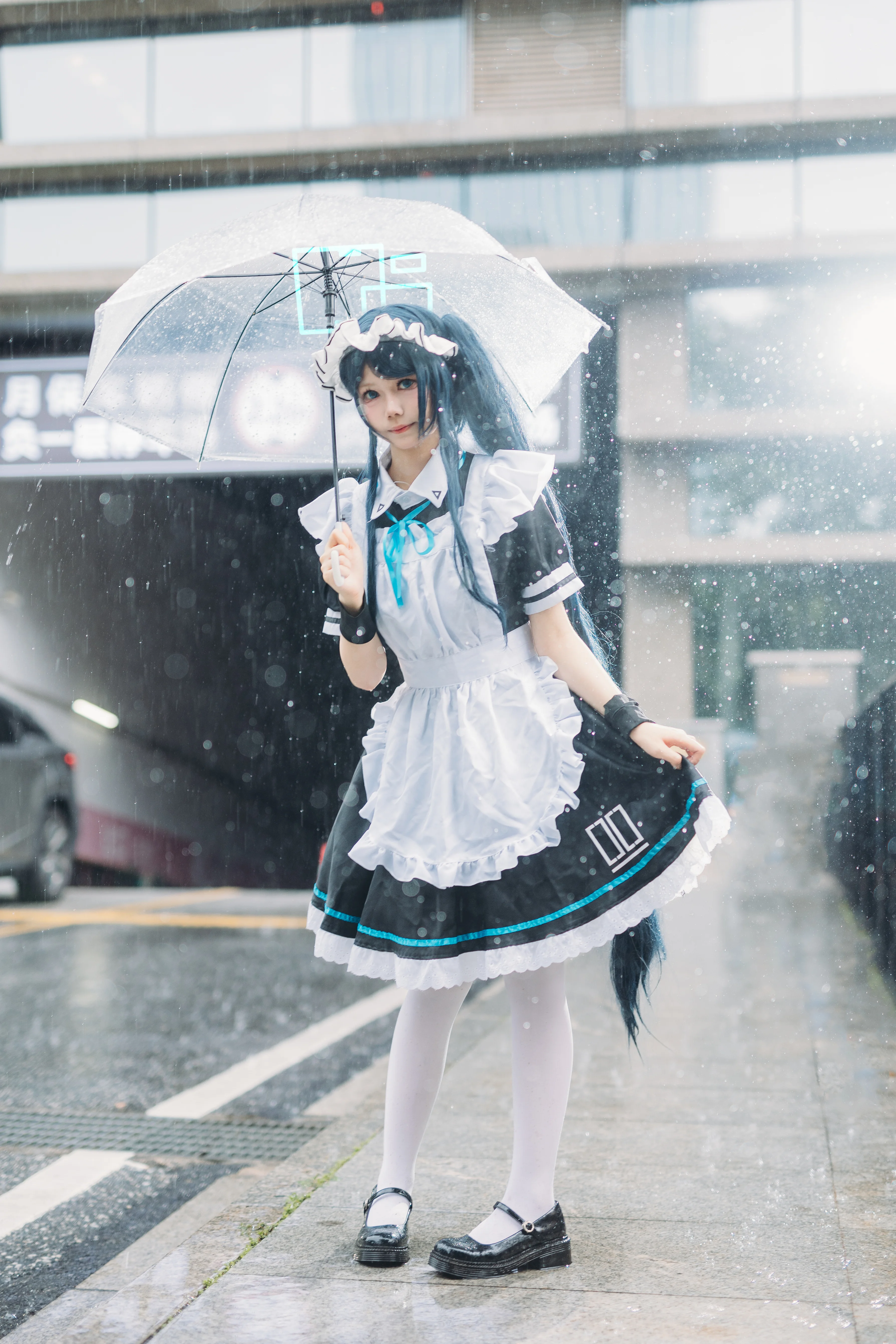 【爱丽丝cos】蔚蓝档案的雨天女仆，透明伞下的冒险 - 第 1 张
