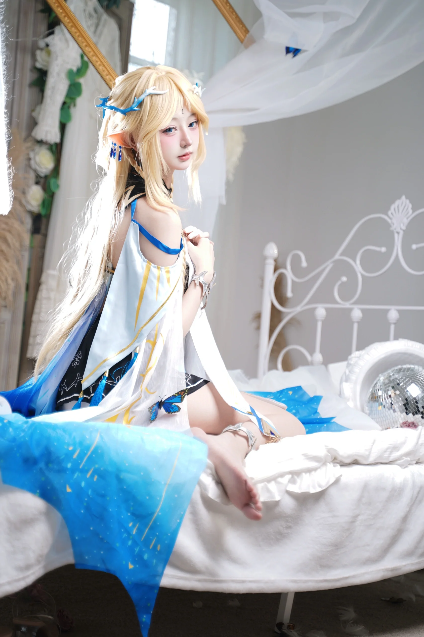 【カルテジア コスプレ】『鳴潮』のエルフ少女、ベッドに静座する午後 - 1 枚目