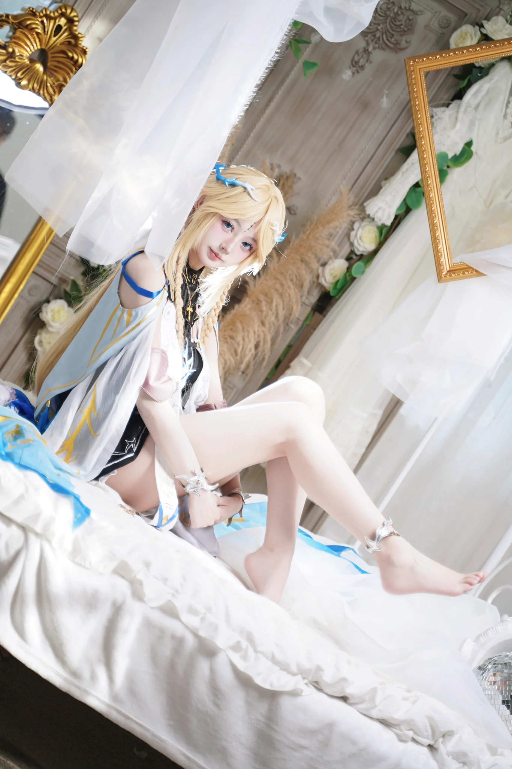 【カルテジア コスプレ】『鳴潮』のエルフ少女、ベッドに静座する午後 - 2 枚目