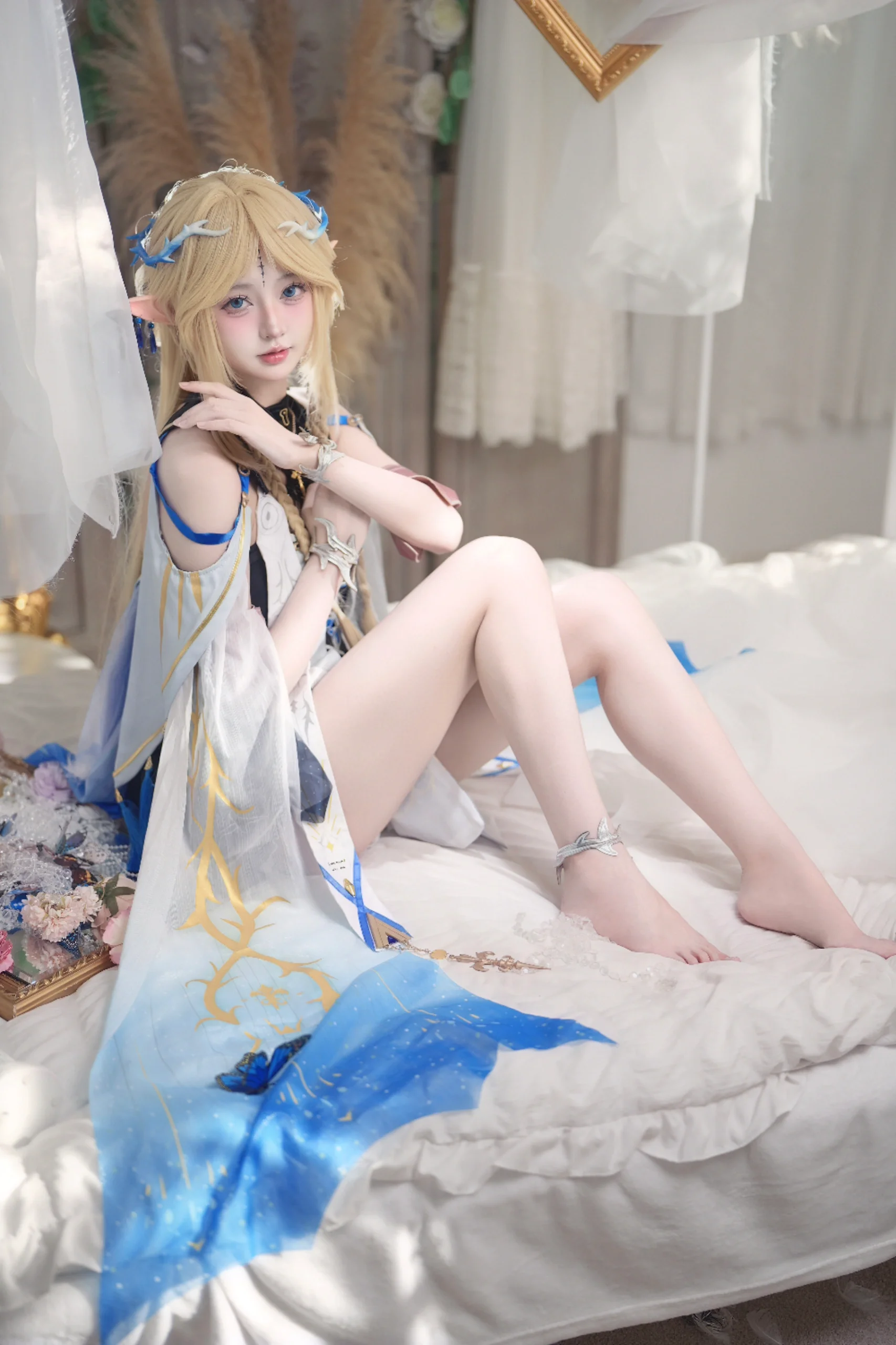 【カルテジア コスプレ】『鳴潮』のエルフ少女、ベッドに静座する午後