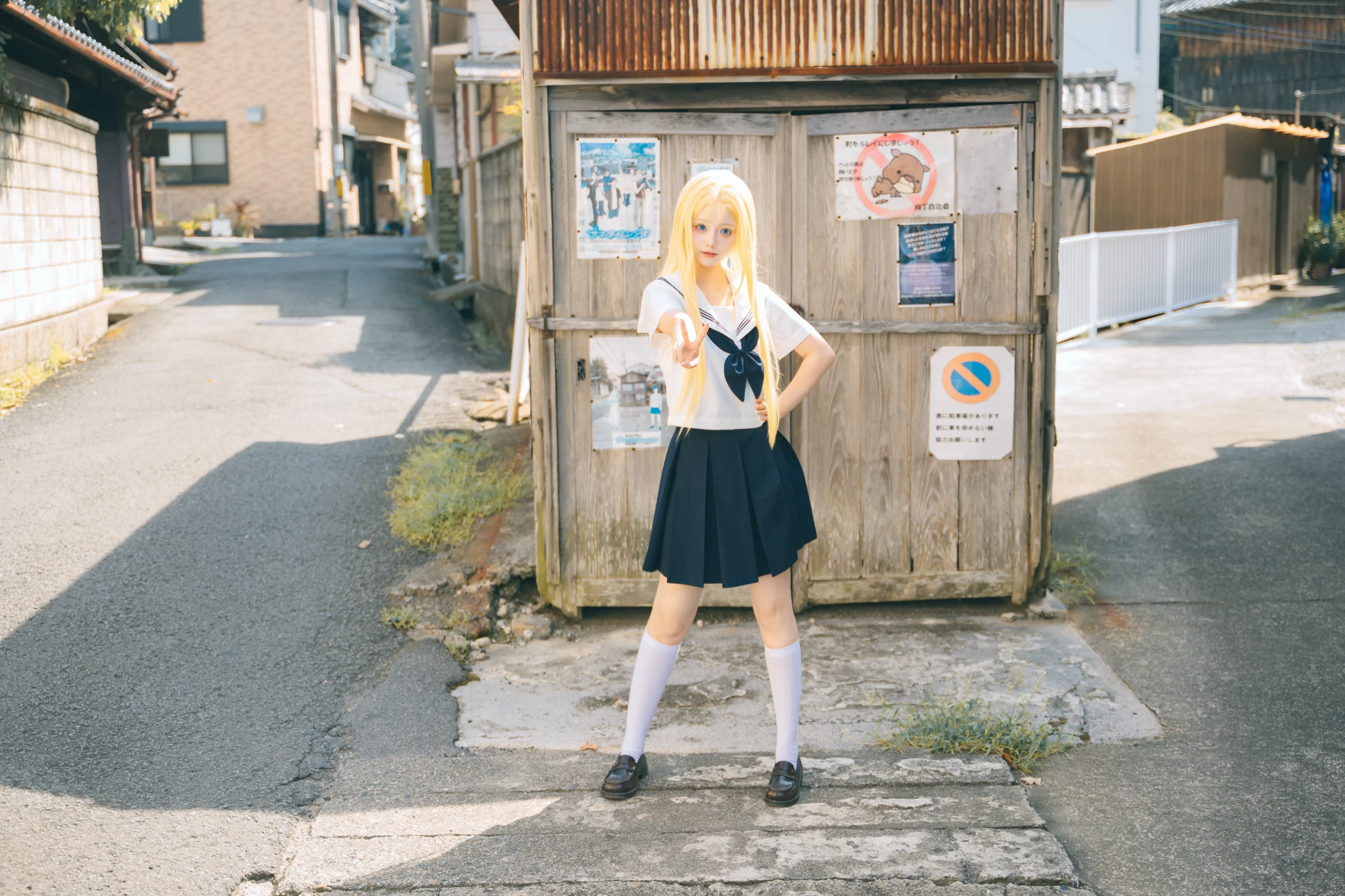 【小舟潮 コスプレ】サマータイムレンダ、海辺の町の陽光と思い出