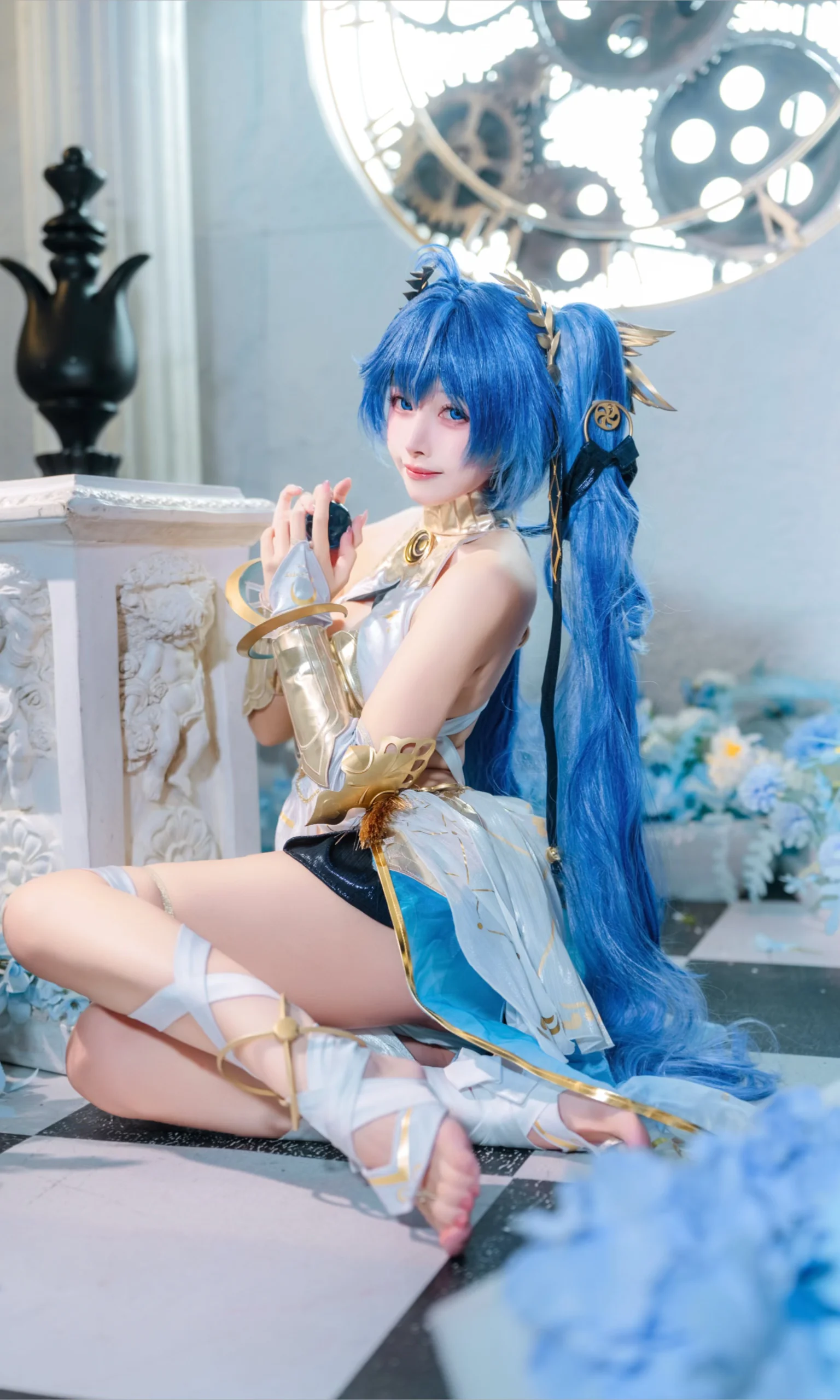 【ユノ コスプレ】これぞ満月の時、歯車と満開の花の中に佇む鳴潮のユノ - 1 枚目