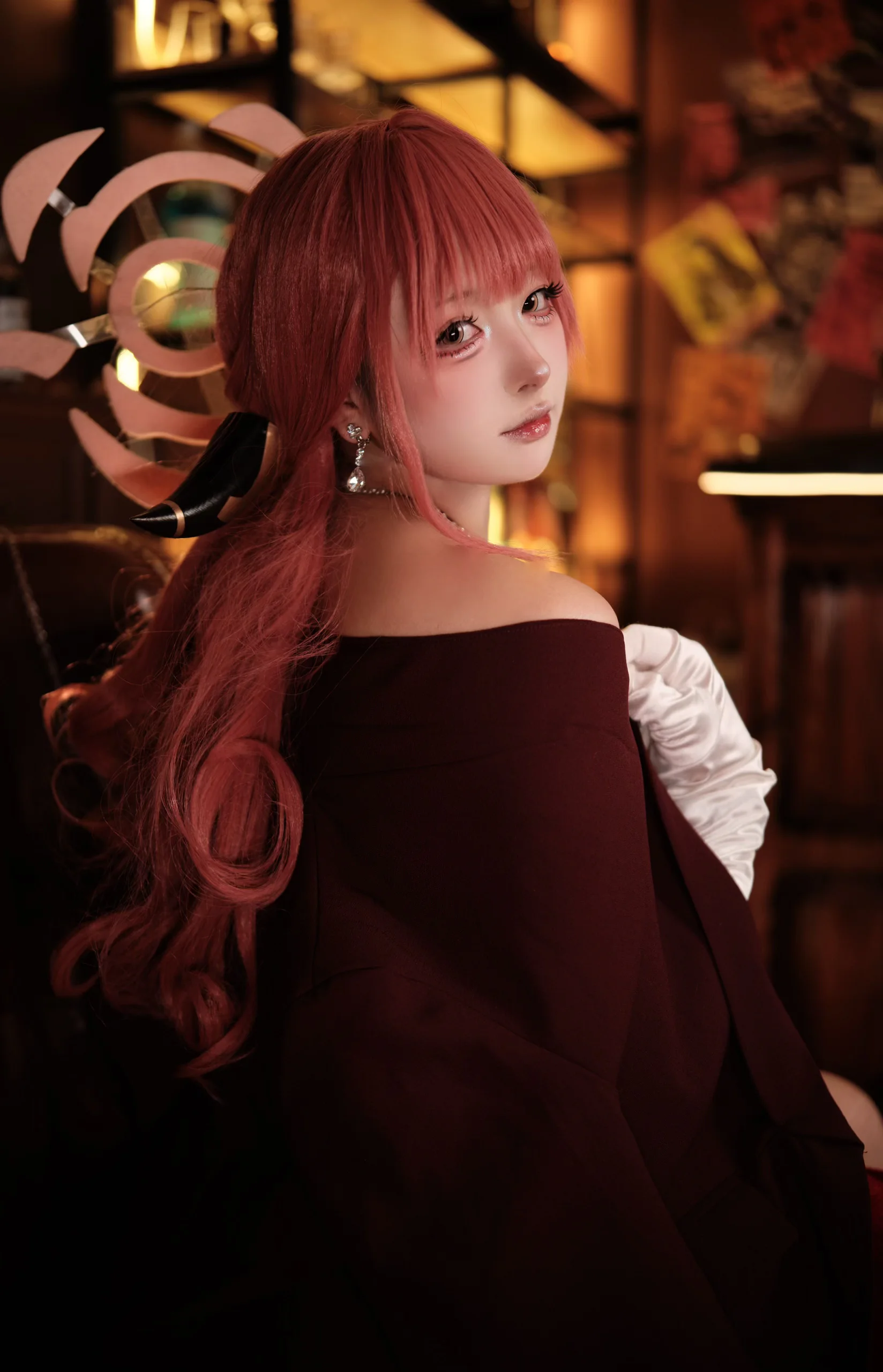 【陆八魔爱露cos】酒吧里的阿拜多斯对策委员会会长 - 第 5 张