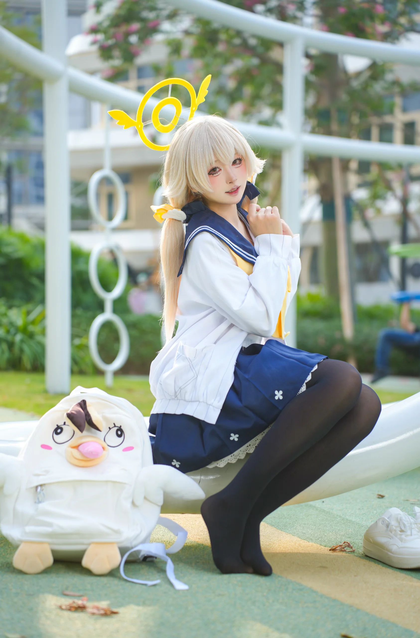 【日富美cos】蔚藍檔案日常，陽光下的鴨鴨揹包少女 - 第 1 張