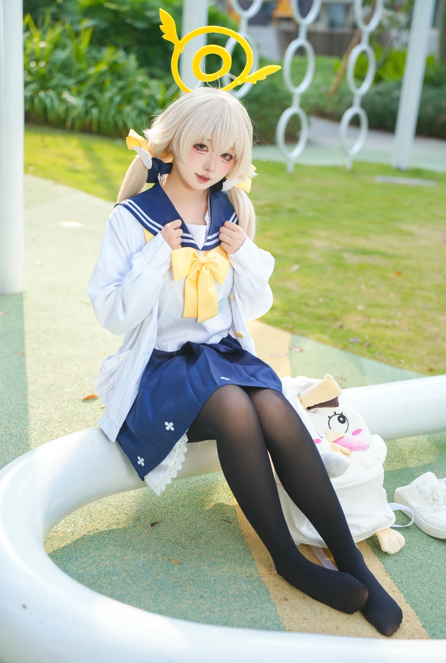 【日富美cos】蔚藍檔案日常，陽光下的鴨鴨揹包少女 - 第 2 張