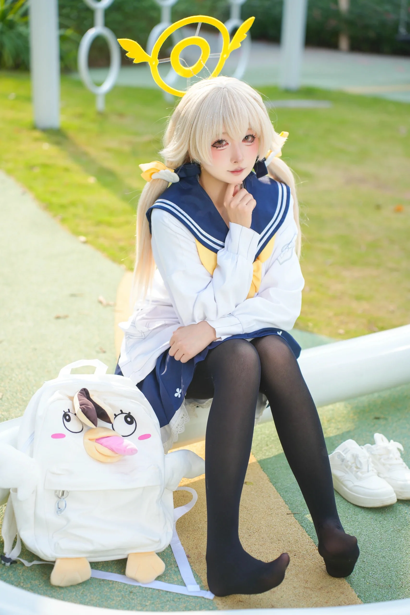 【日富美cos】蔚藍檔案日常，陽光下的鴨鴨揹包少女 - 第 3 張
