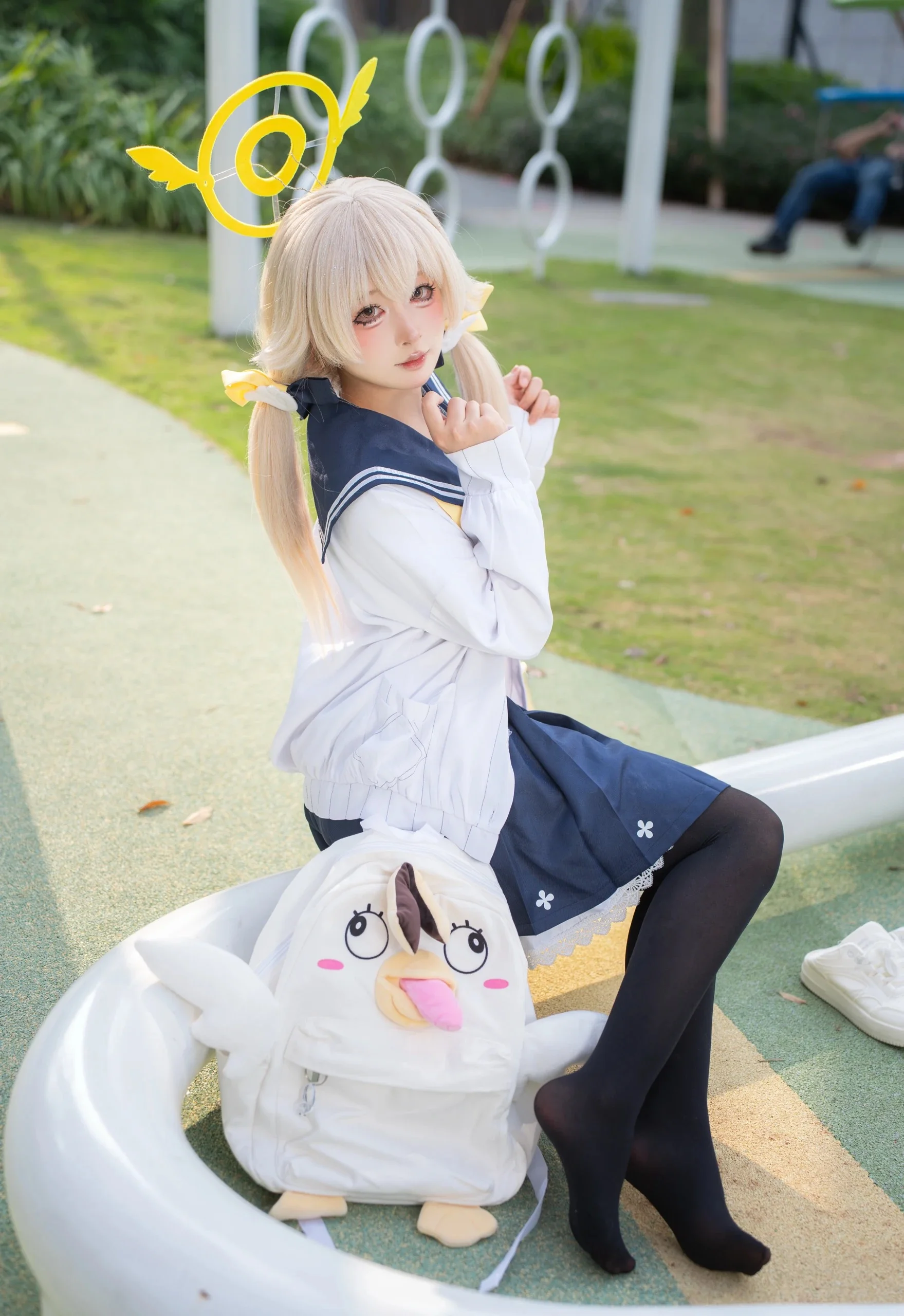 【日富美cos】蔚藍檔案日常，陽光下的鴨鴨揹包少女 - 第 4 張