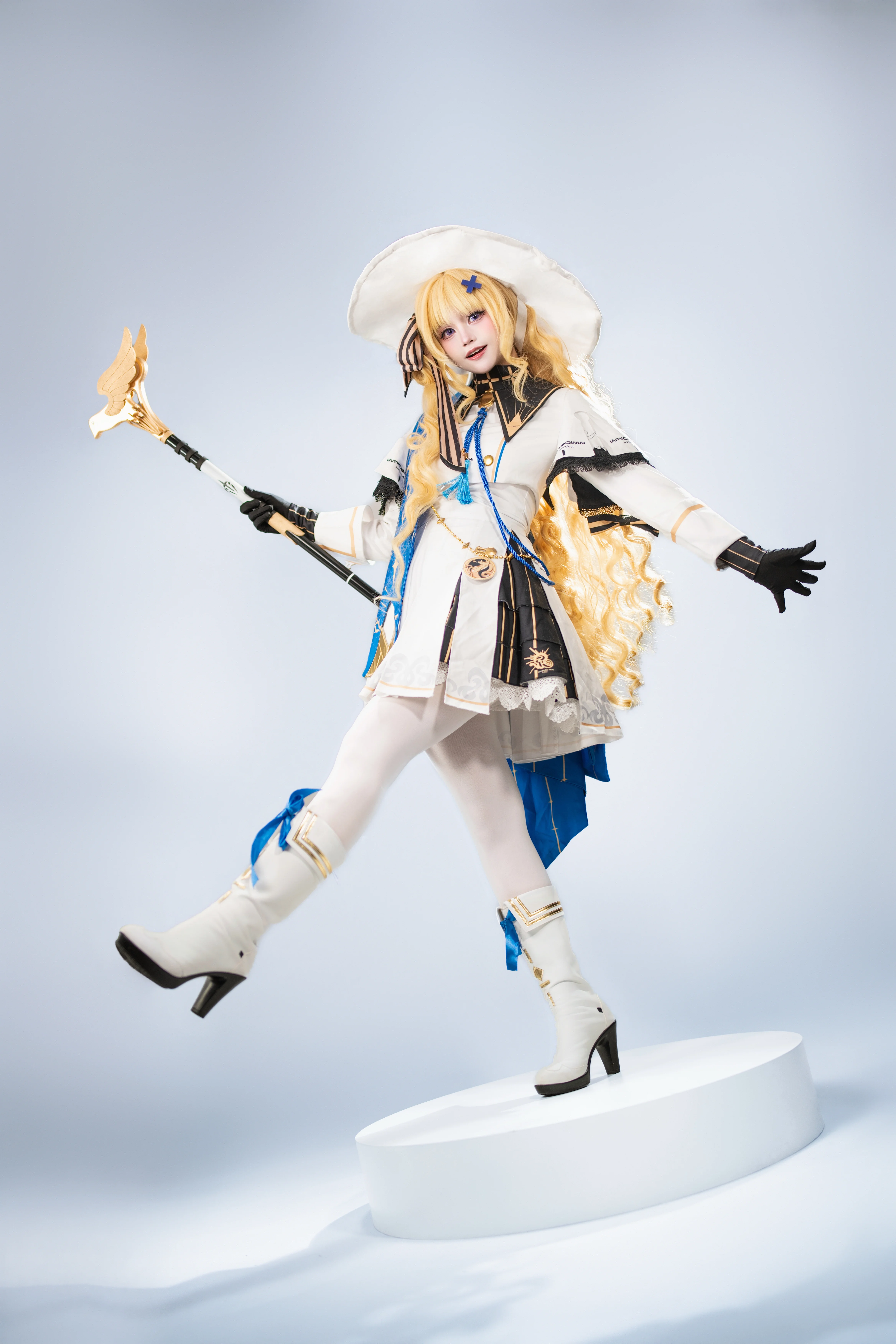 【菲比cos】鸣潮里的白色修女，蓝披风与鸟头杖的视觉张力 - 第 2 张