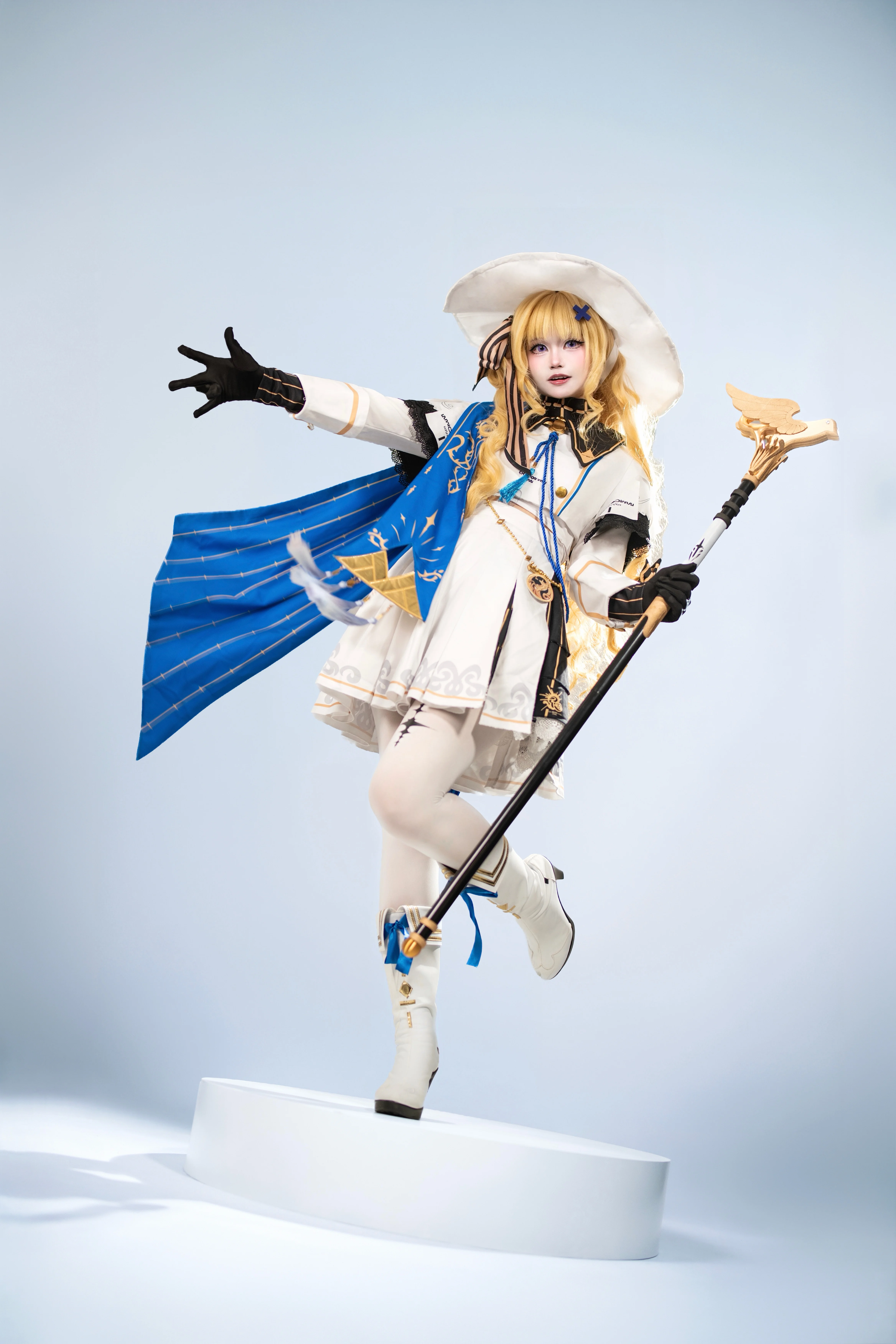 【菲比cos】鸣潮里的白色修女，蓝披风与鸟头杖的视觉张力 - 第 4 张