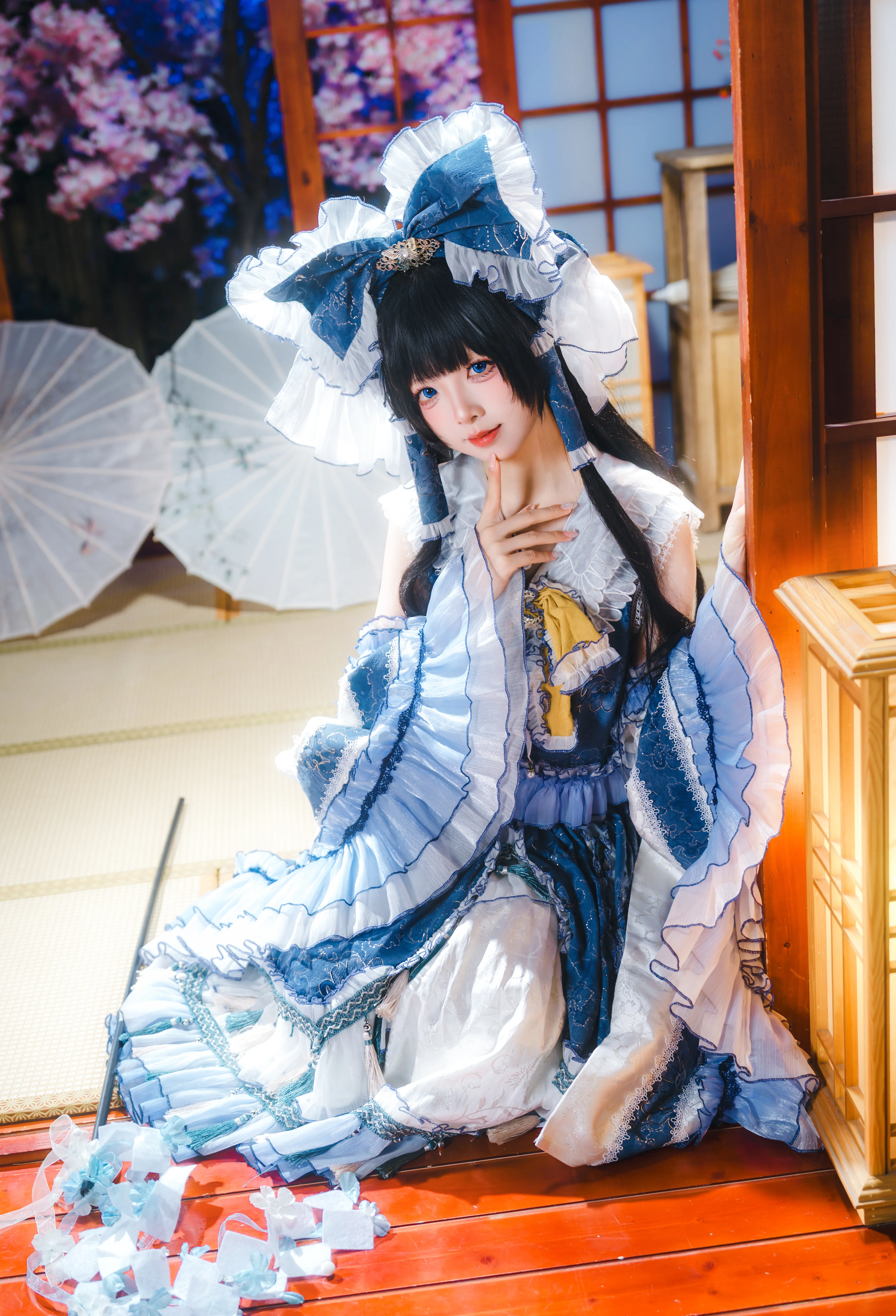 【博麗霊夢コスプレ】華麗な青白の和風巫女服と和風ファンタジーの世界 - 1 枚目