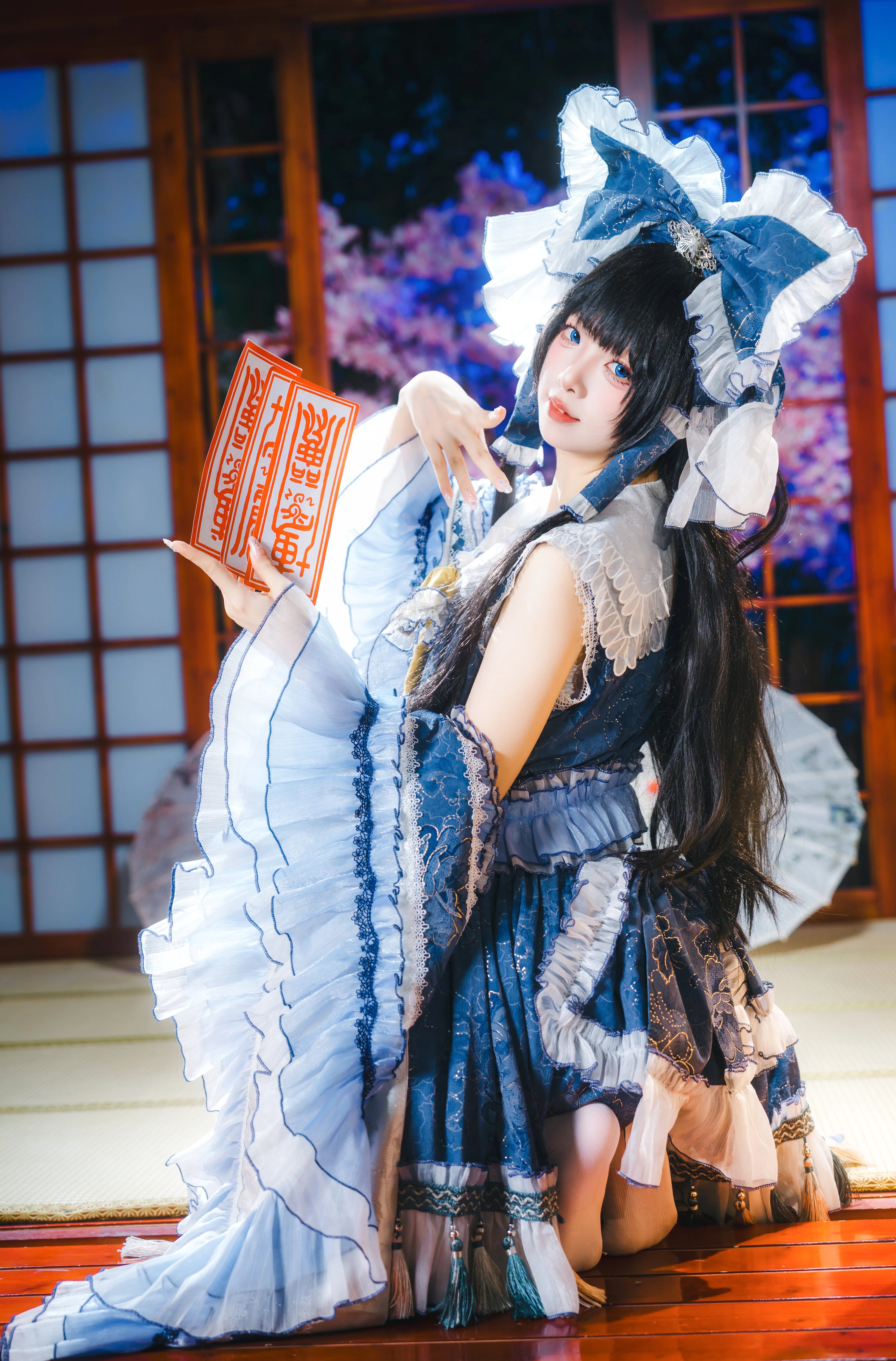 【博麗霊夢コスプレ】華麗な青白の和風巫女服と和風ファンタジーの世界 - 2 枚目