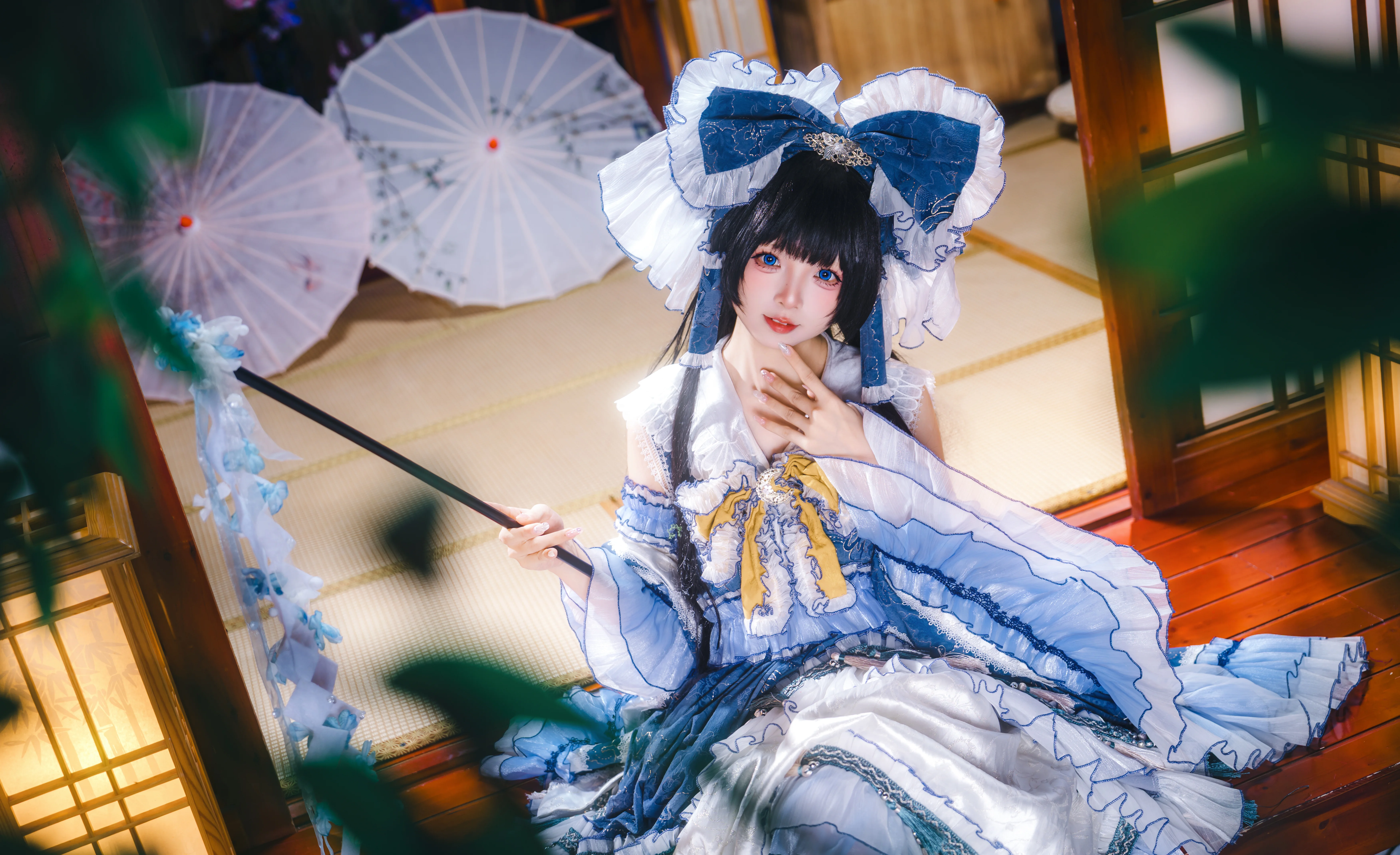 【博麗霊夢コスプレ】華麗な青白の和風巫女服と和風ファンタジーの世界 - 3 枚目