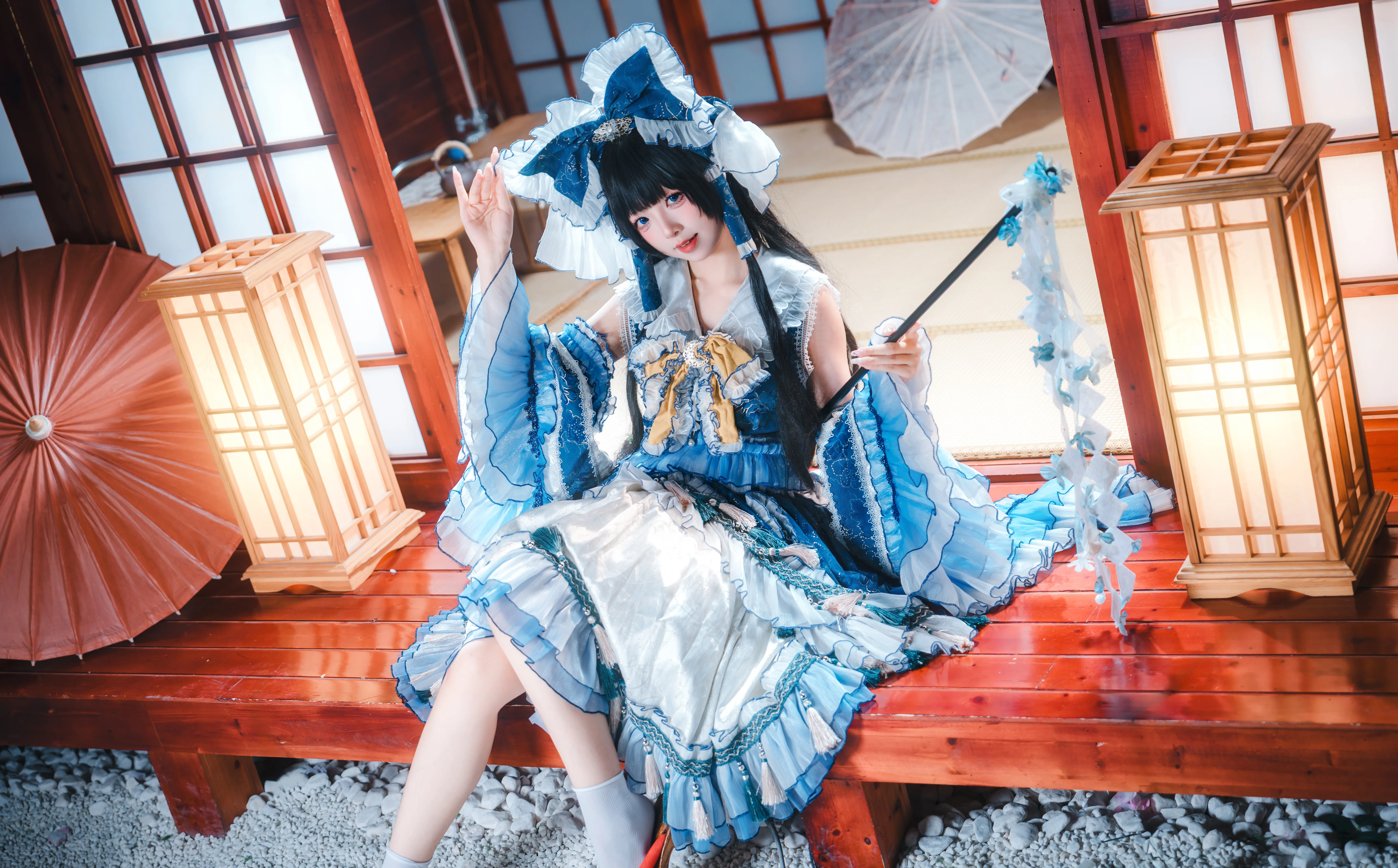 【博麗霊夢コスプレ】華麗な青白の和風巫女服と和風ファンタジーの世界 - 4 枚目