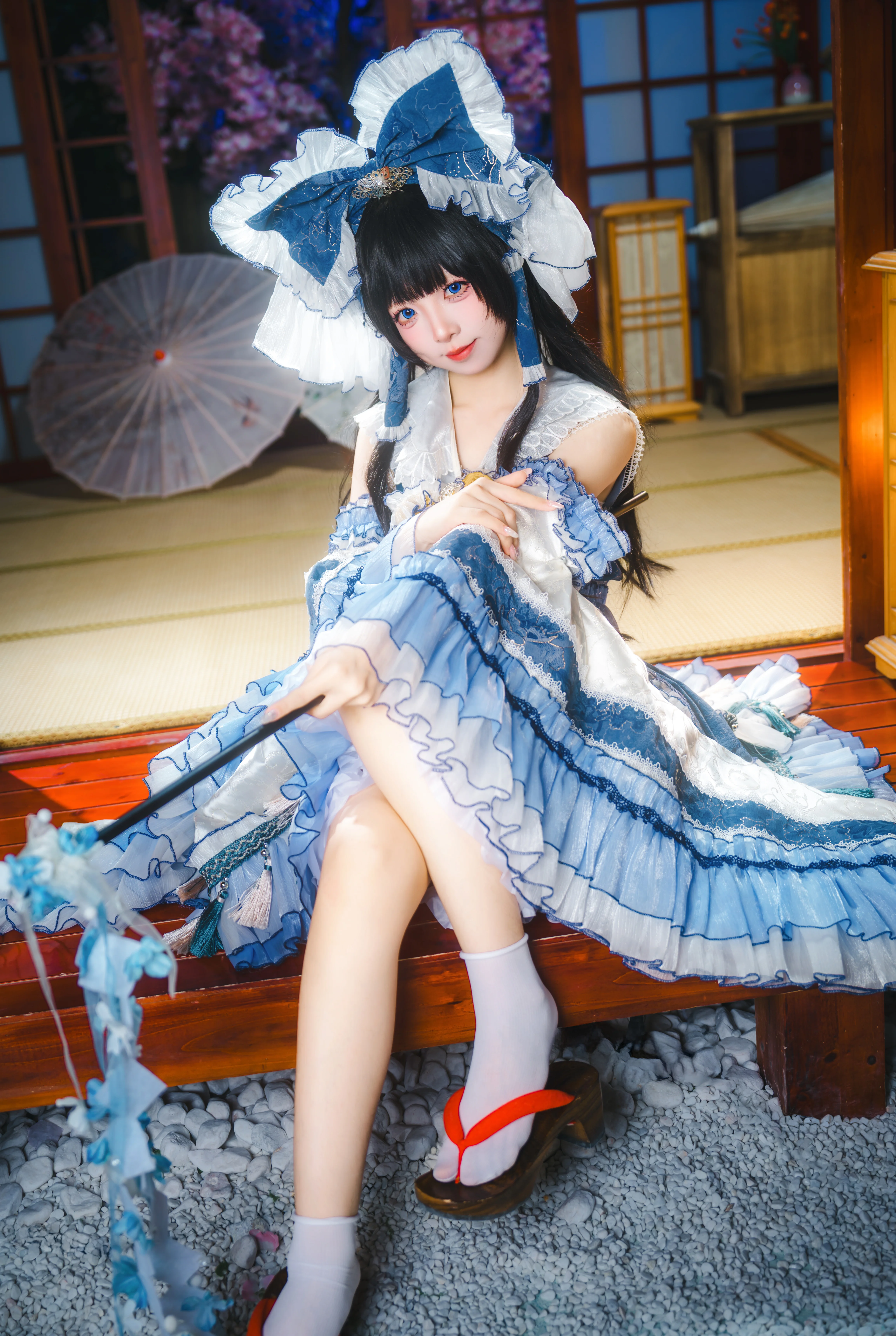 【博麗霊夢コスプレ】華麗な青白の和風巫女服と和風ファンタジーの世界 - 5 枚目