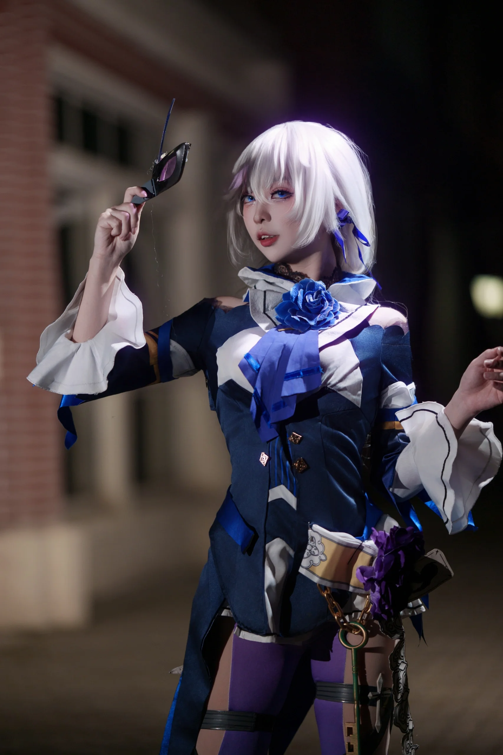 【卡莲cos】崩坏3白月光降临夜城街头 - 第 2 张