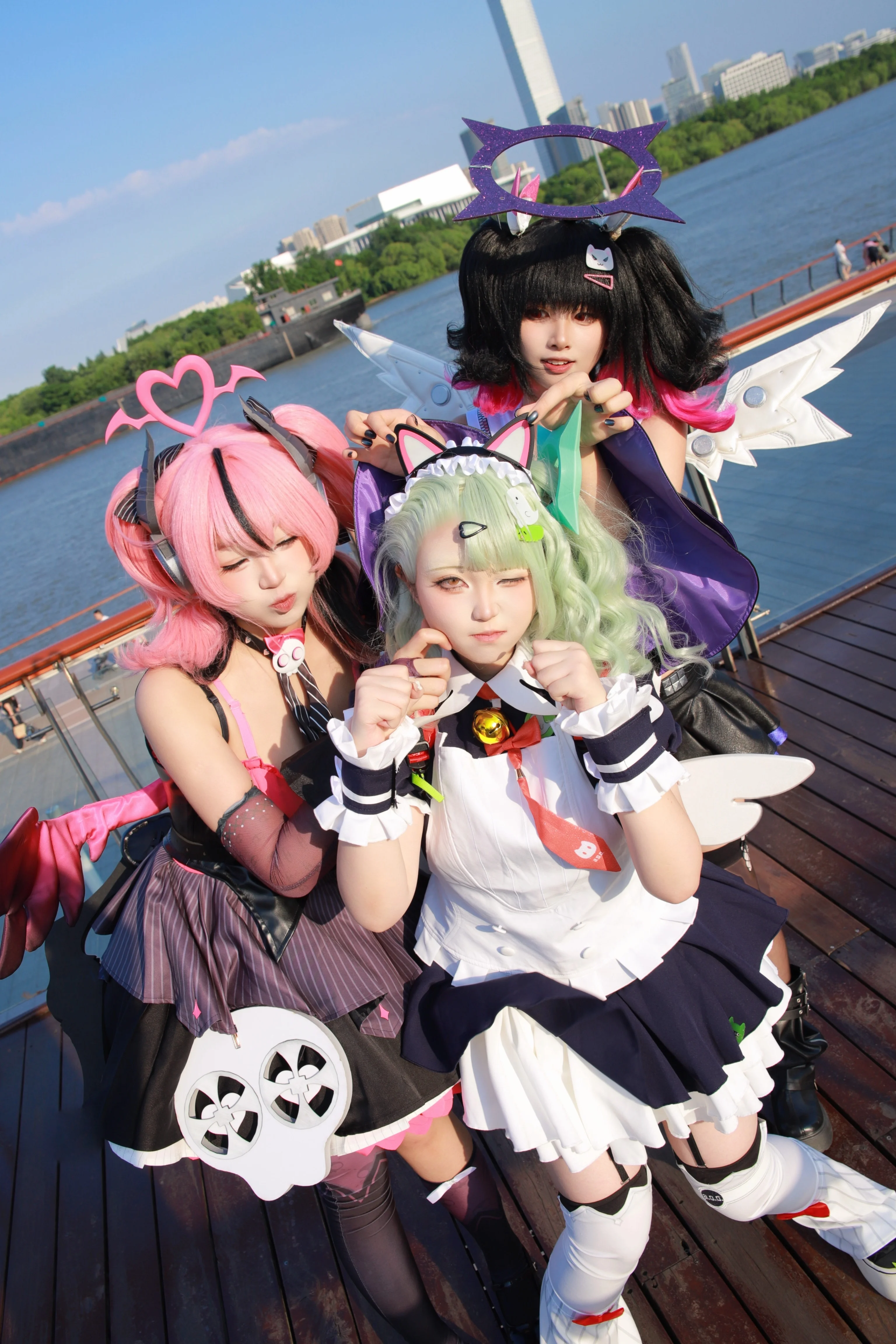 【南宫羽cos】绝区零里的战斗少女，滨水栈道上的光影 - 第 1 张