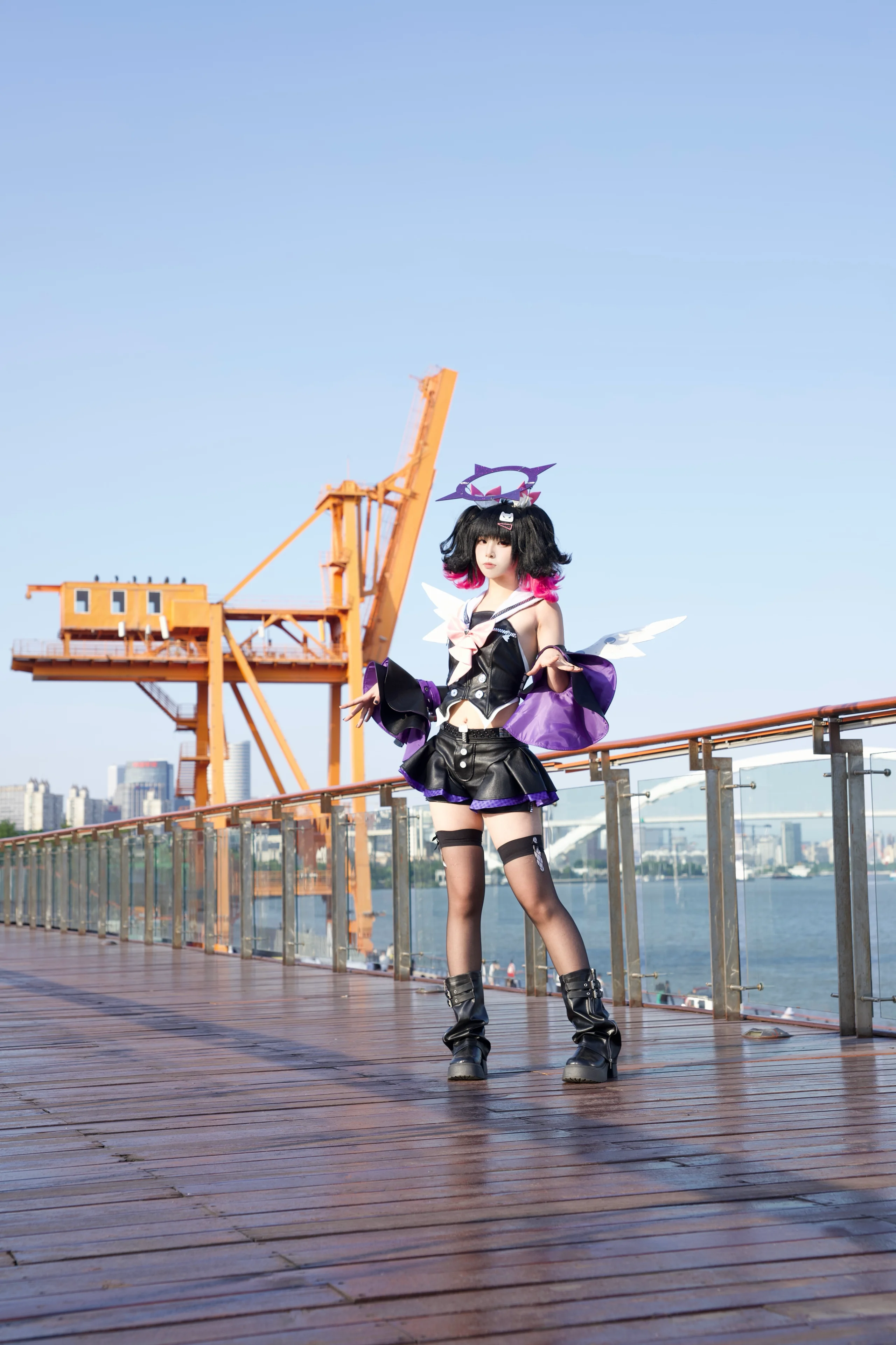 【南宫羽cos】绝区零里的战斗少女，滨水栈道上的光影 - 第 2 张