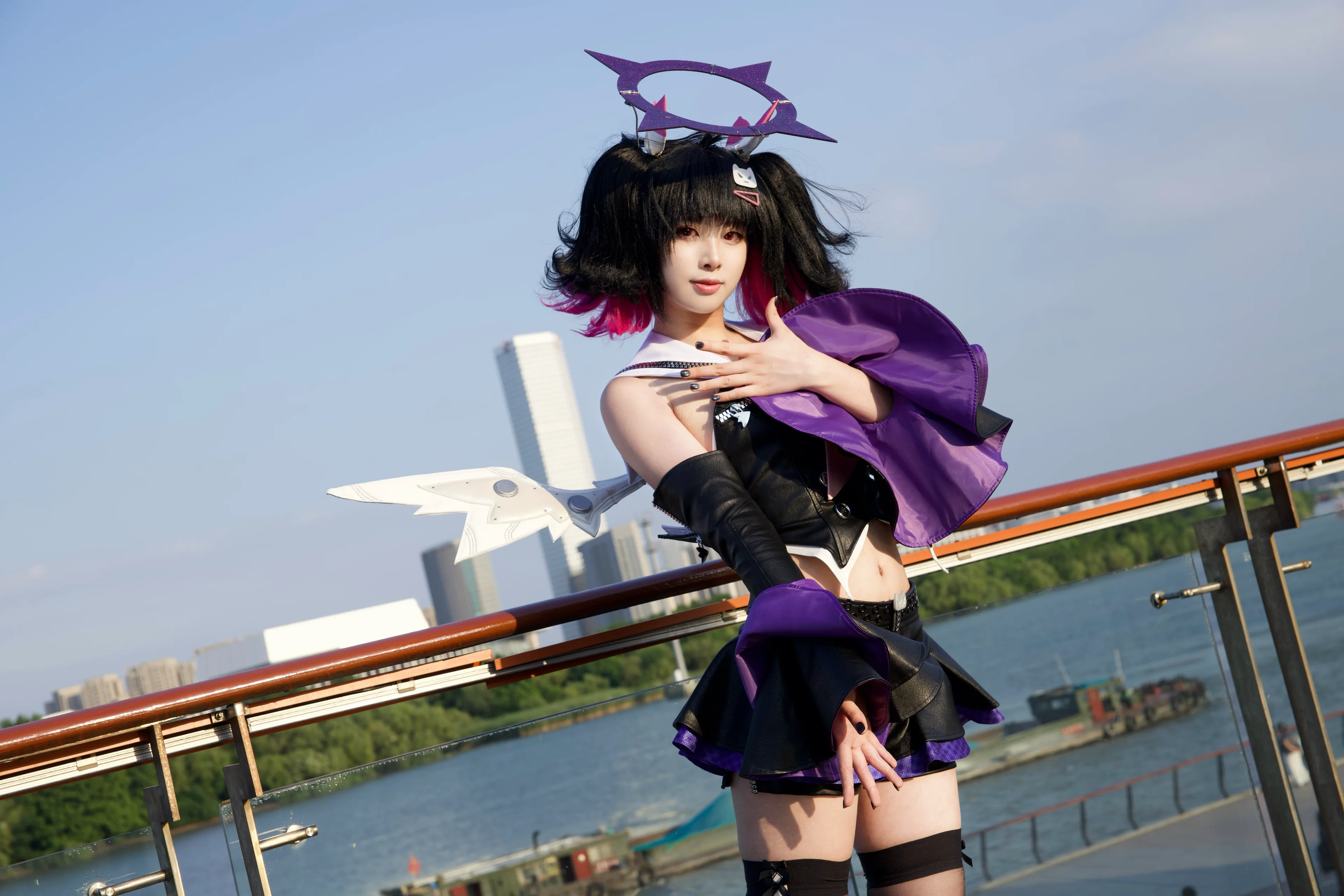 【南宫羽cos】绝区零里的战斗少女，滨水栈道上的光影 - 第 3 张