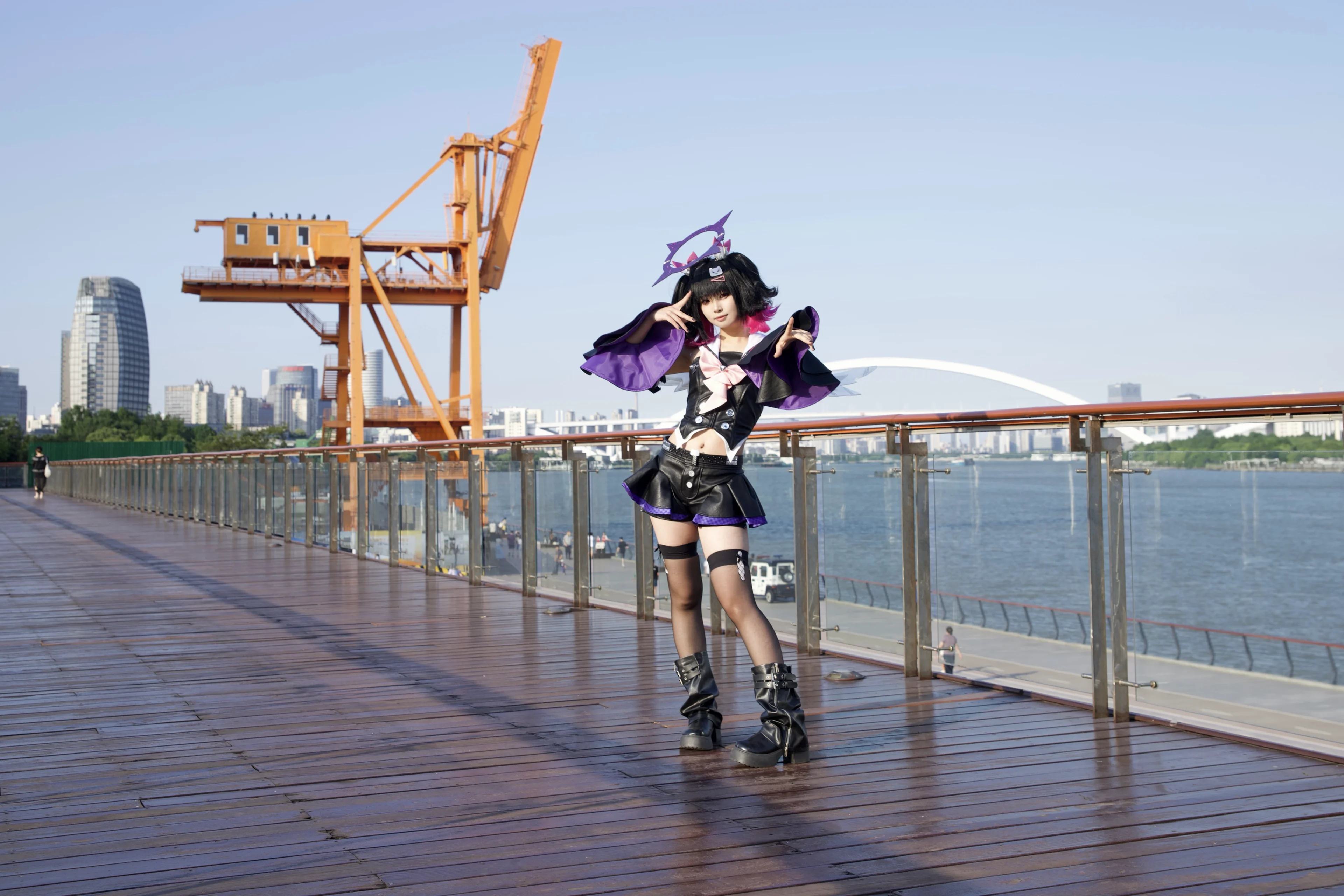 【南宫羽cos】绝区零里的战斗少女，滨水栈道上的光影 - 第 4 张