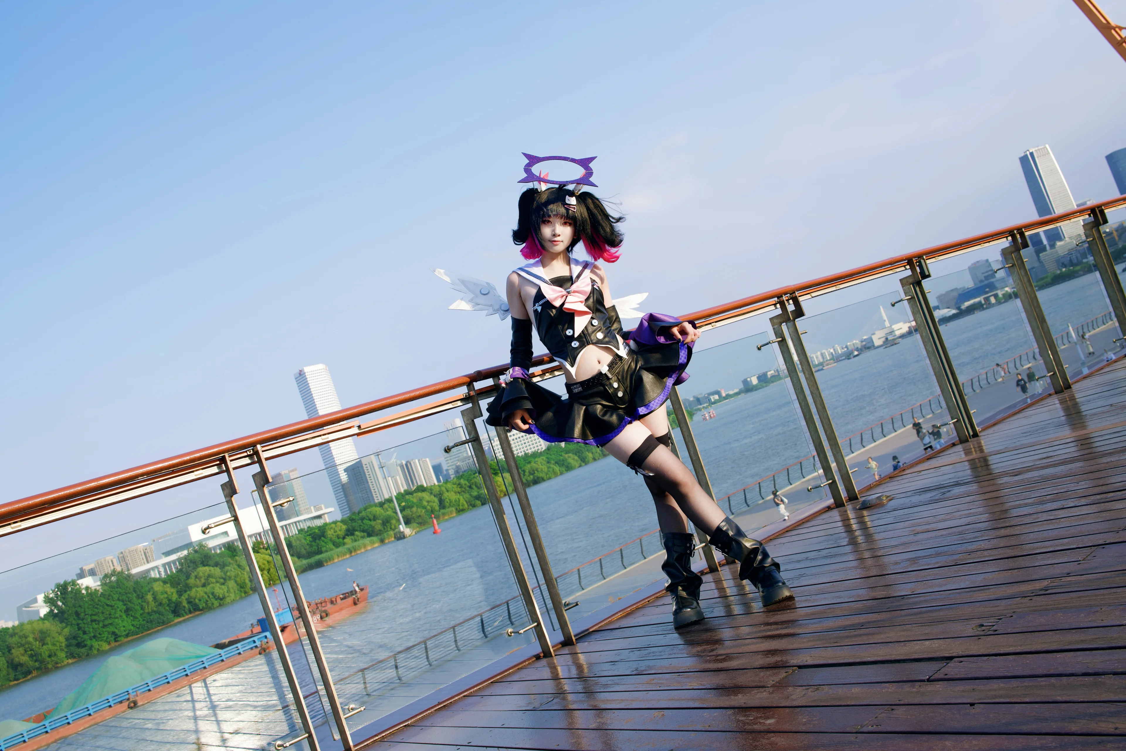 【南宫羽cos】绝区零里的战斗少女，滨水栈道上的光影 - 第 5 张