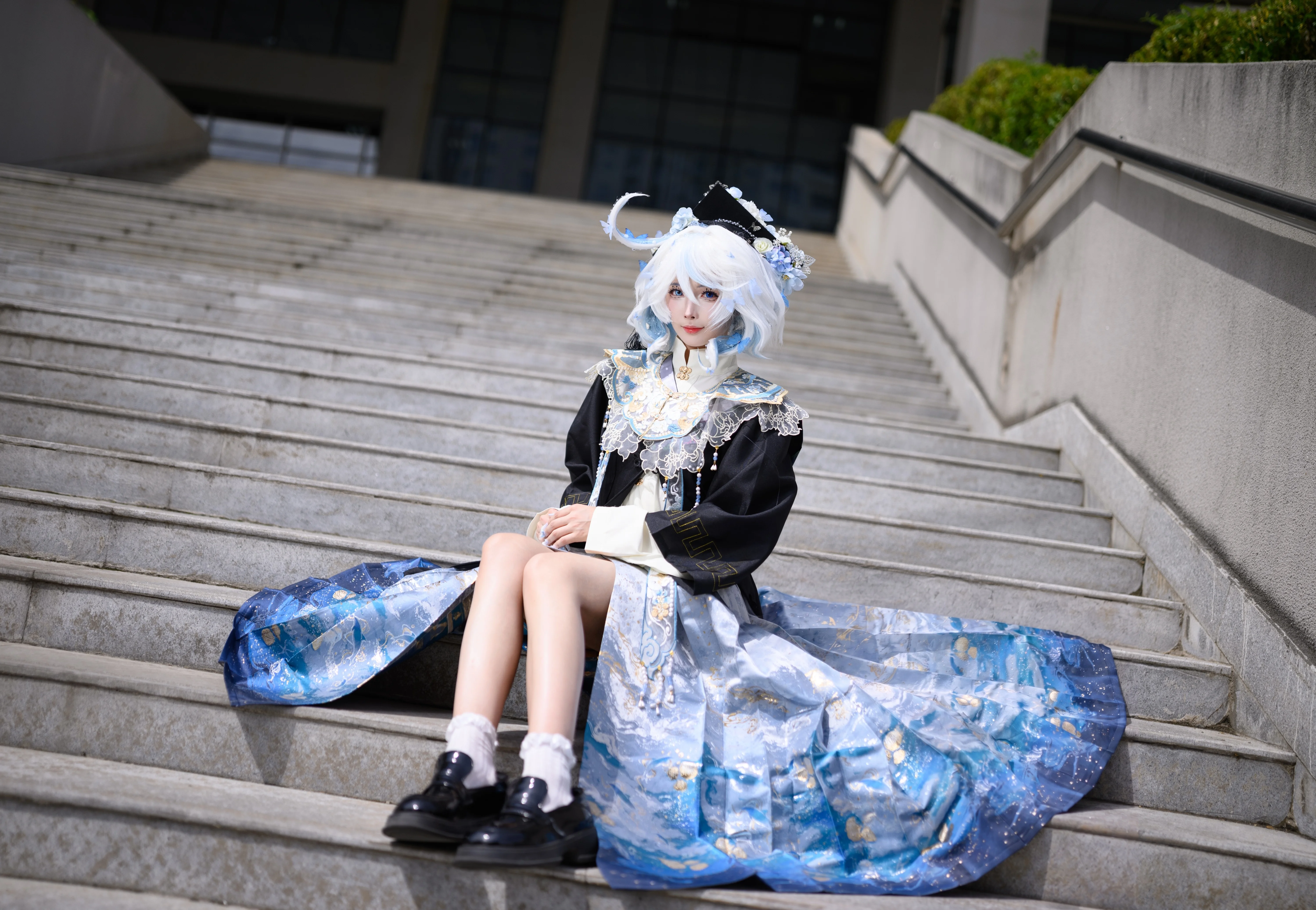 【芙宁娜cos】原神毕业照，裙摆与蝴蝶定格校园青春 - 第 1 张