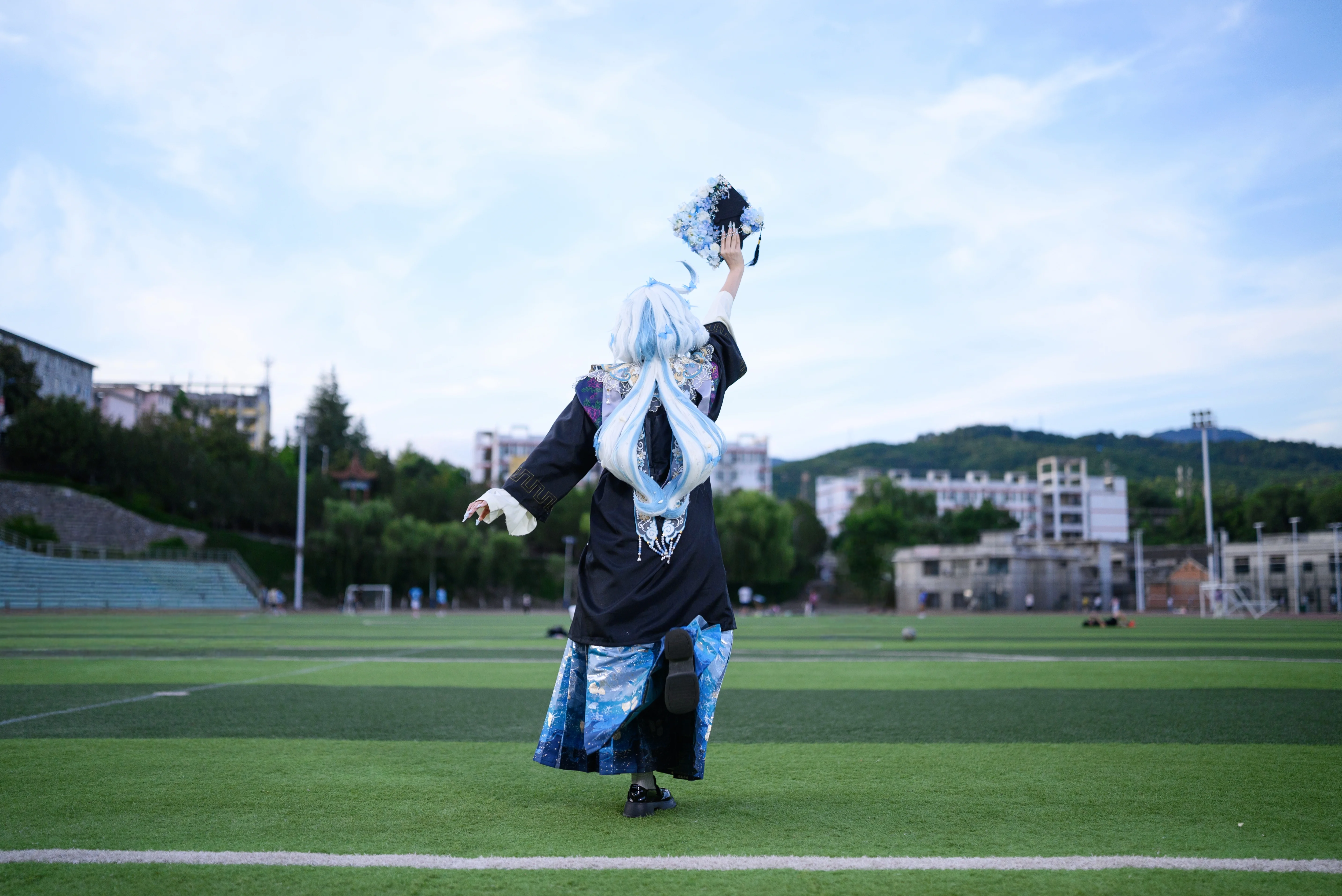 【芙宁娜cos】原神毕业照，裙摆与蝴蝶定格校园青春 - 第 10 张