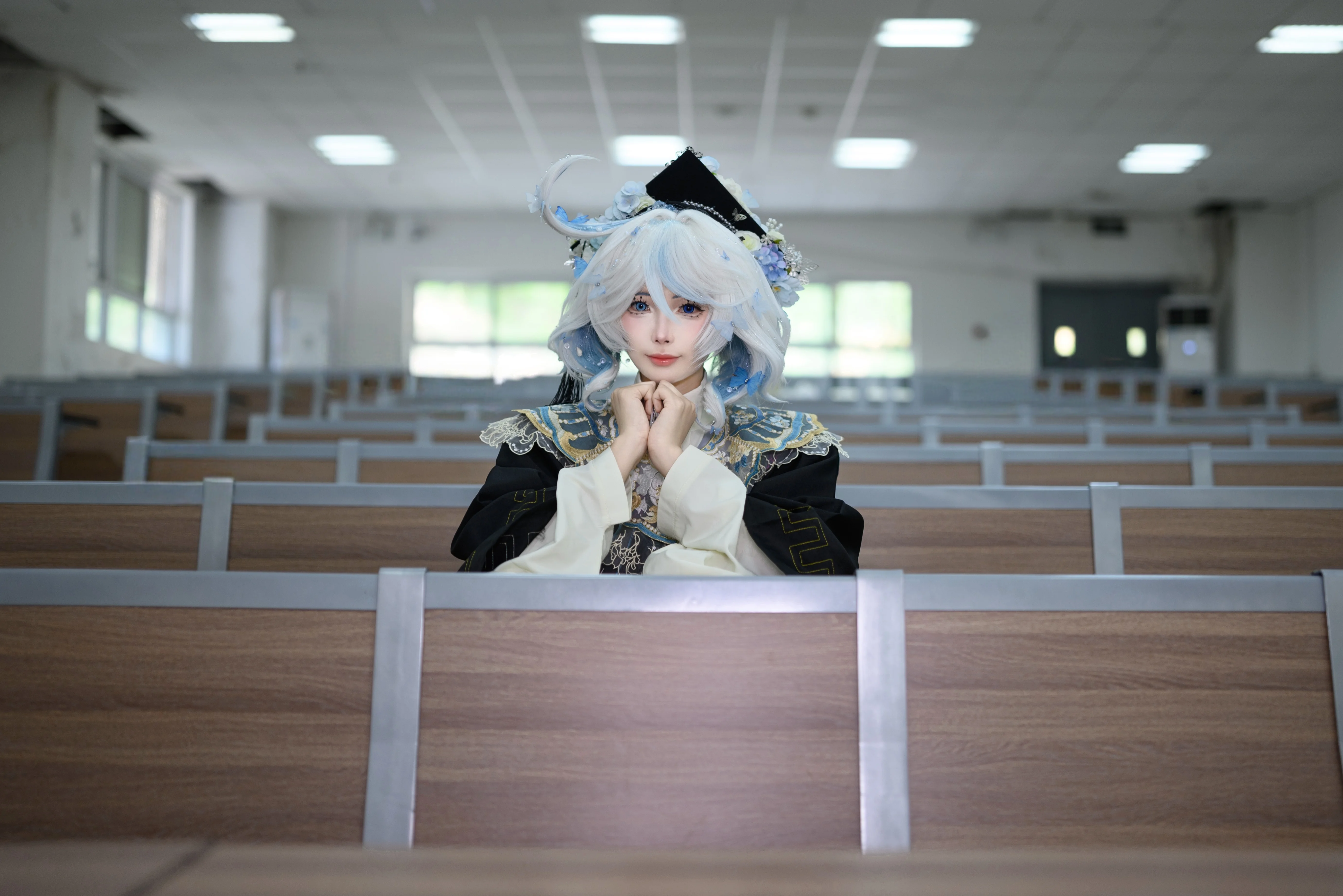 【芙宁娜cos】原神毕业照，裙摆与蝴蝶定格校园青春 - 第 11 张