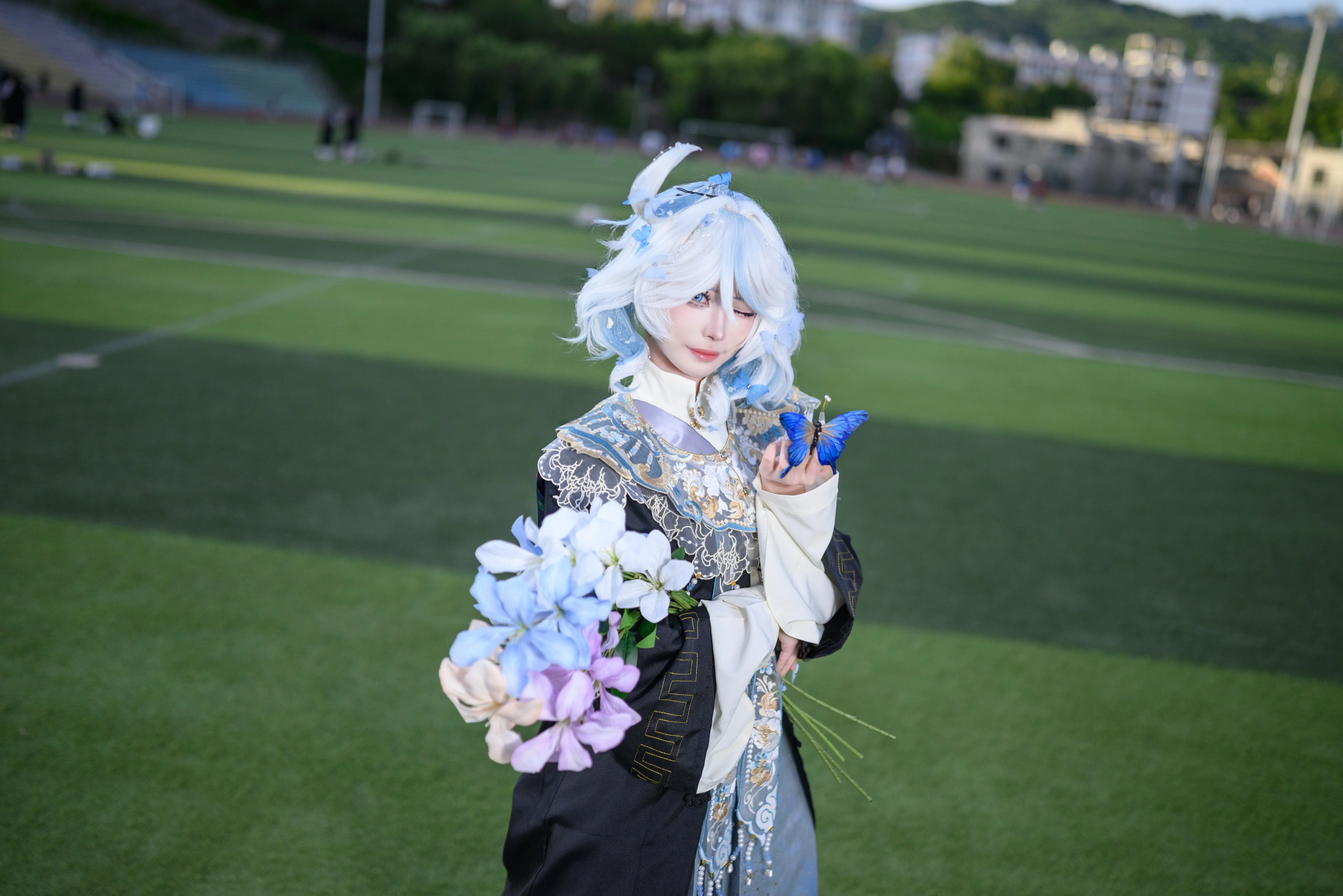 【芙宁娜cos】原神毕业照，裙摆与蝴蝶定格校园青春 - 第 13 张
