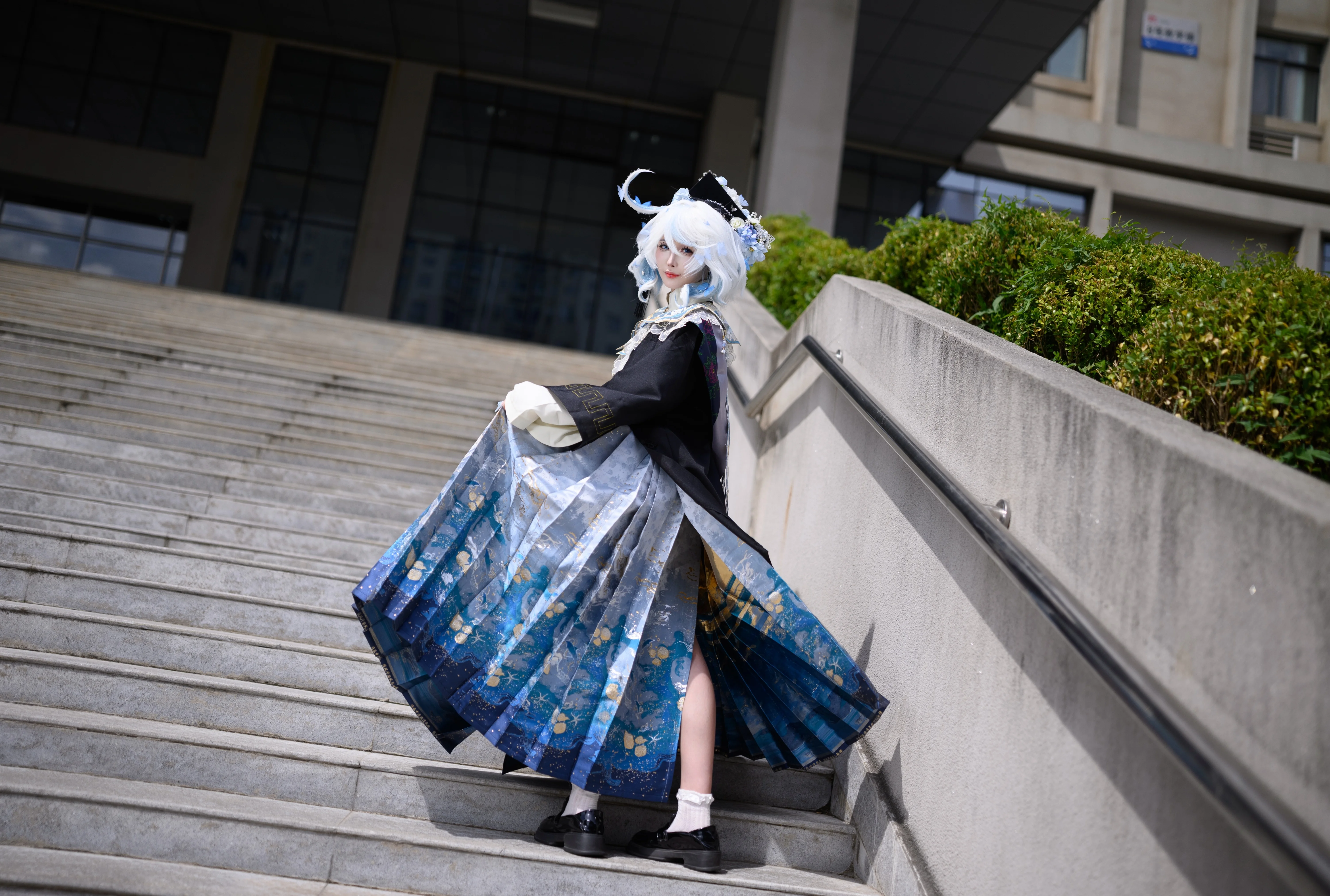 【芙宁娜cos】原神毕业照，裙摆与蝴蝶定格校园青春 - 第 14 张