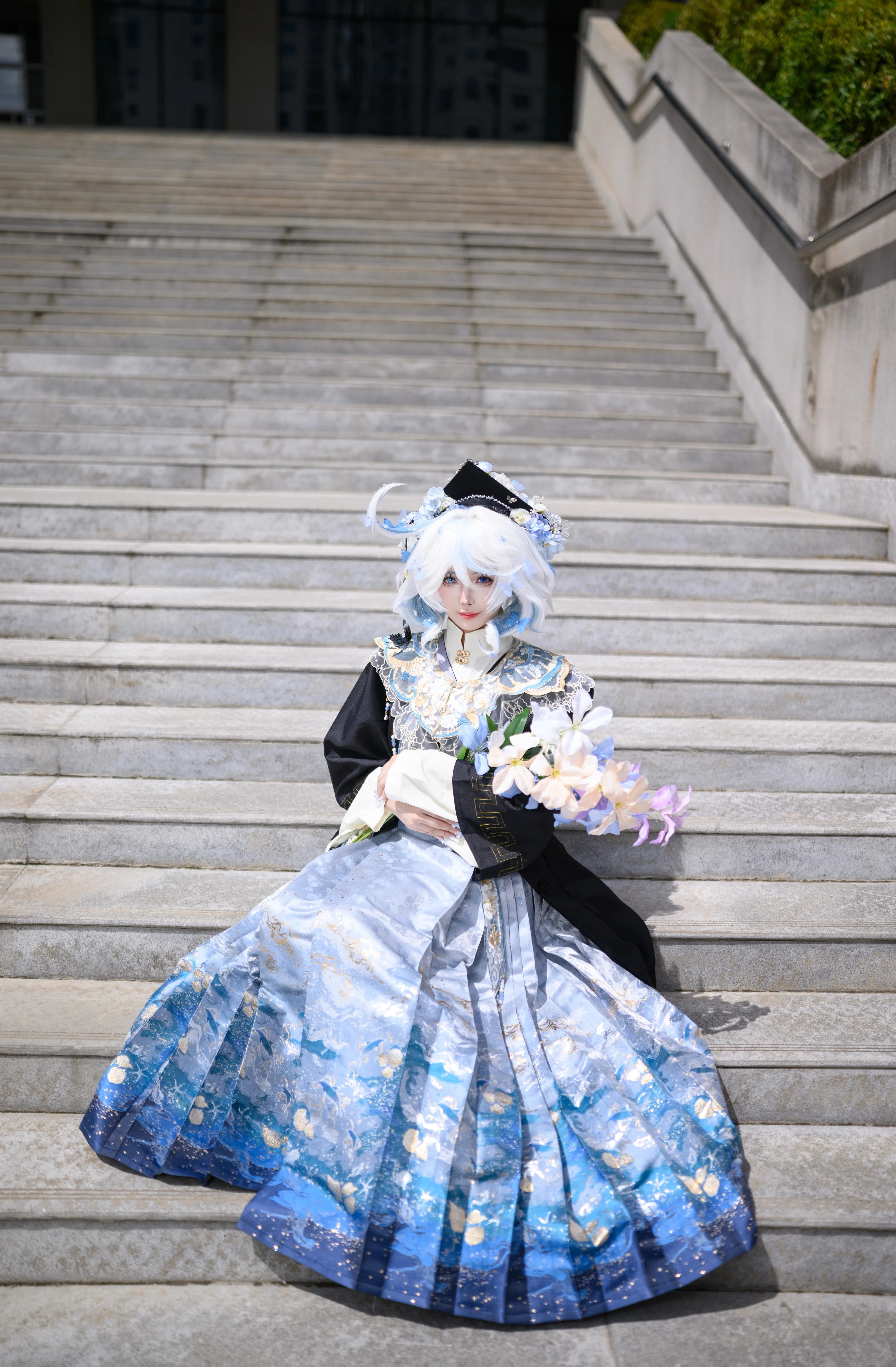 【芙宁娜cos】原神毕业照，裙摆与蝴蝶定格校园青春 - 第 3 张