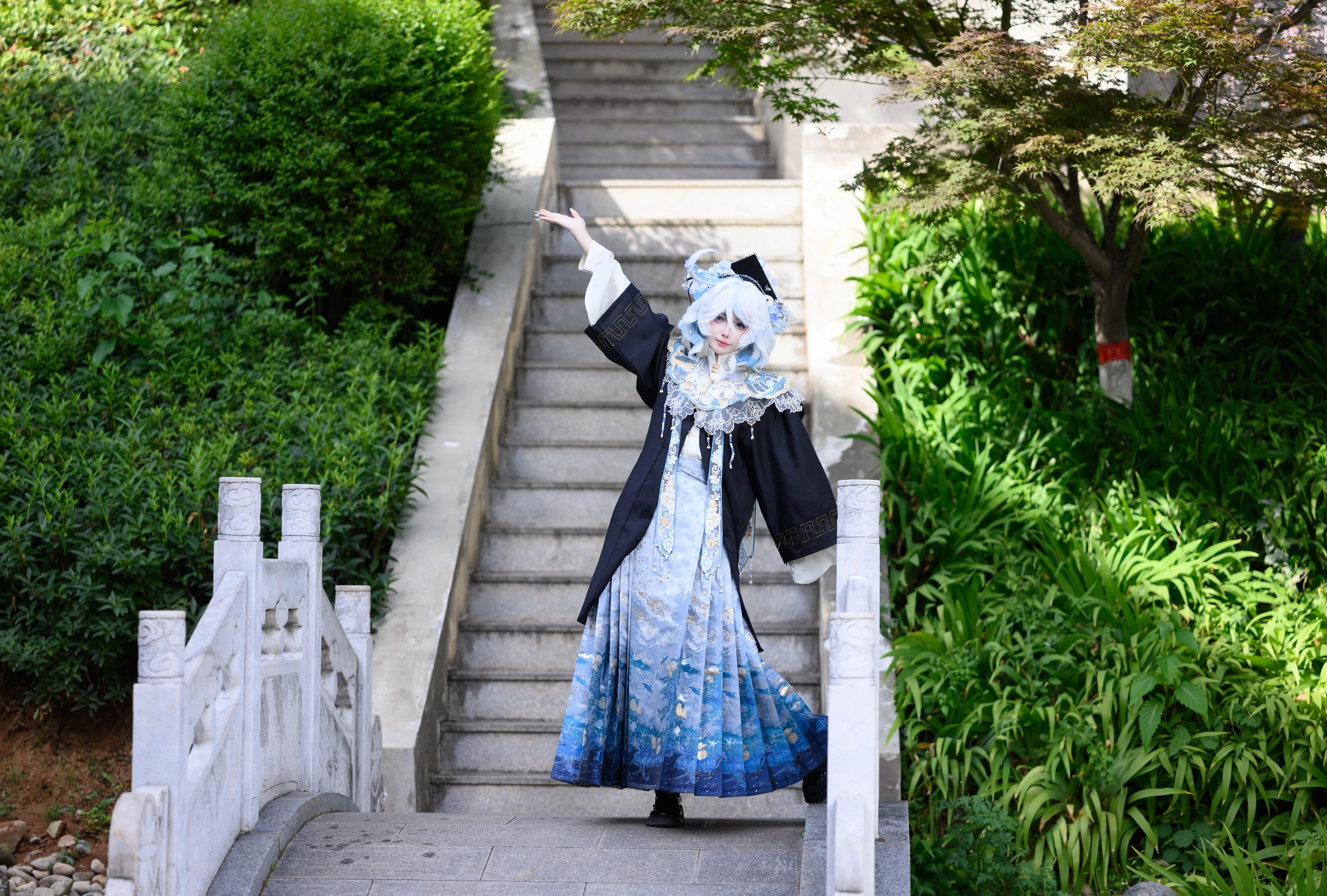 【芙宁娜cos】原神毕业照，裙摆与蝴蝶定格校园青春 - 第 4 张