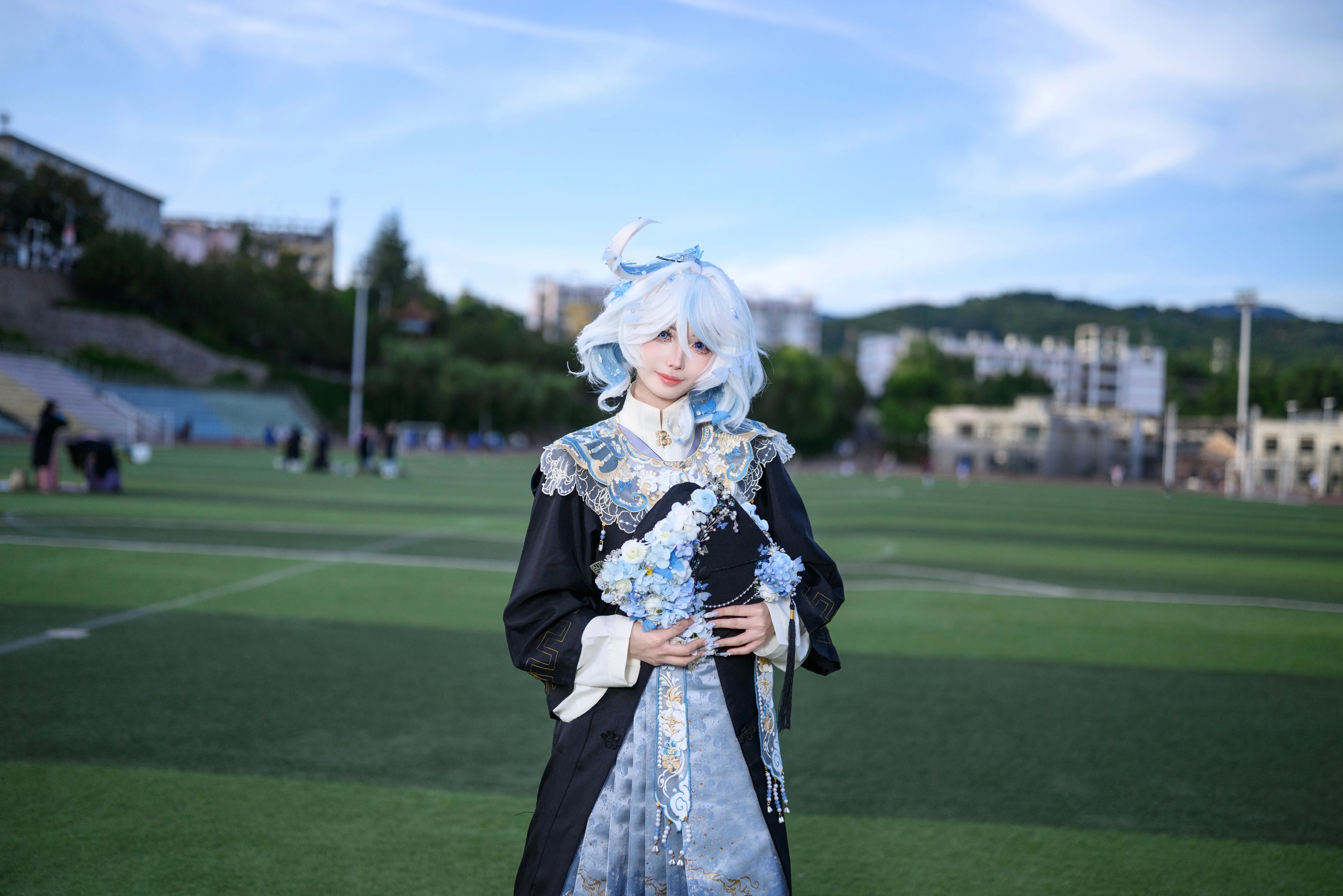【芙宁娜cos】原神毕业照，裙摆与蝴蝶定格校园青春 - 第 5 张