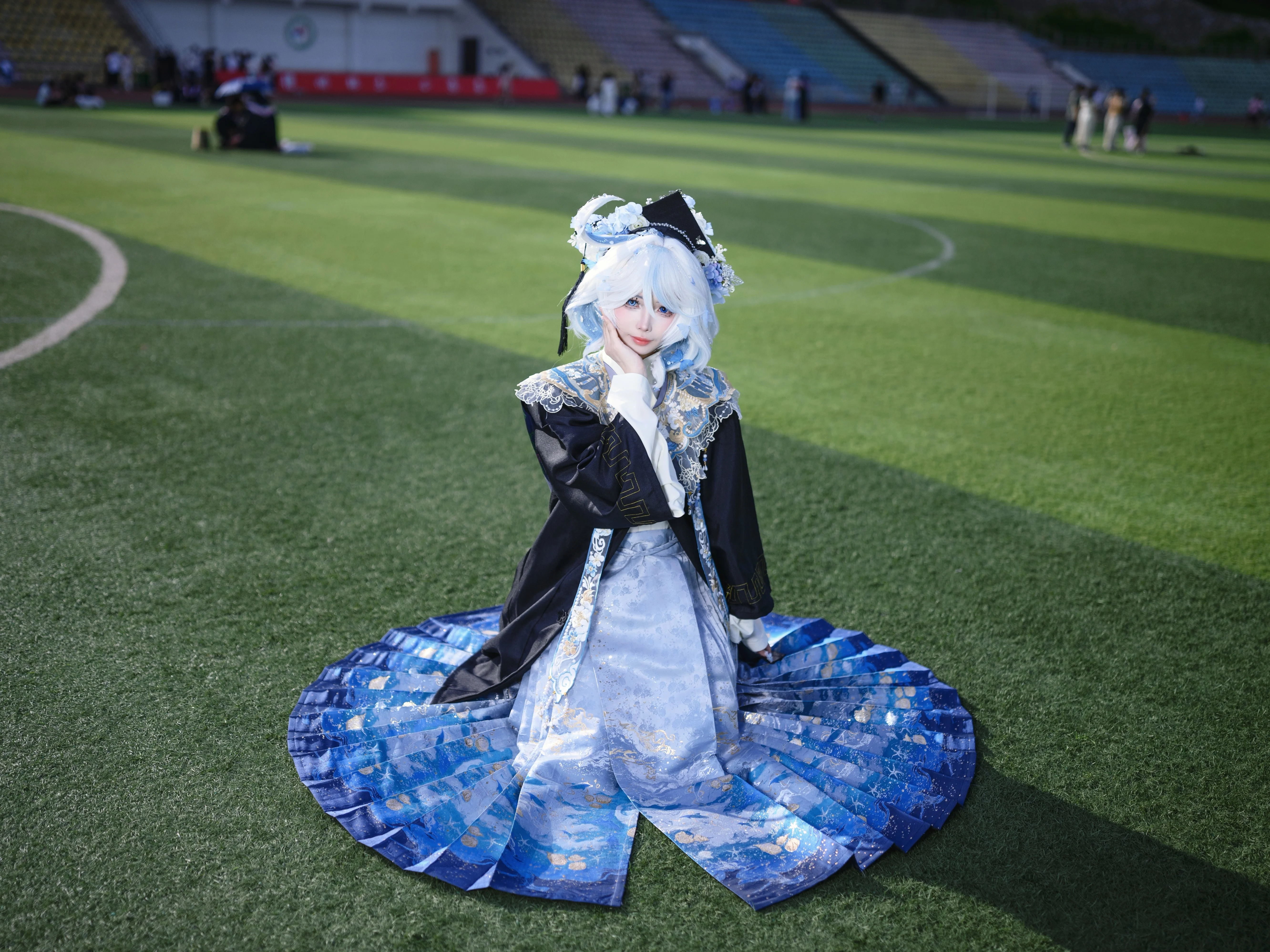 【芙宁娜cos】原神毕业照，裙摆与蝴蝶定格校园青春 - 第 7 张