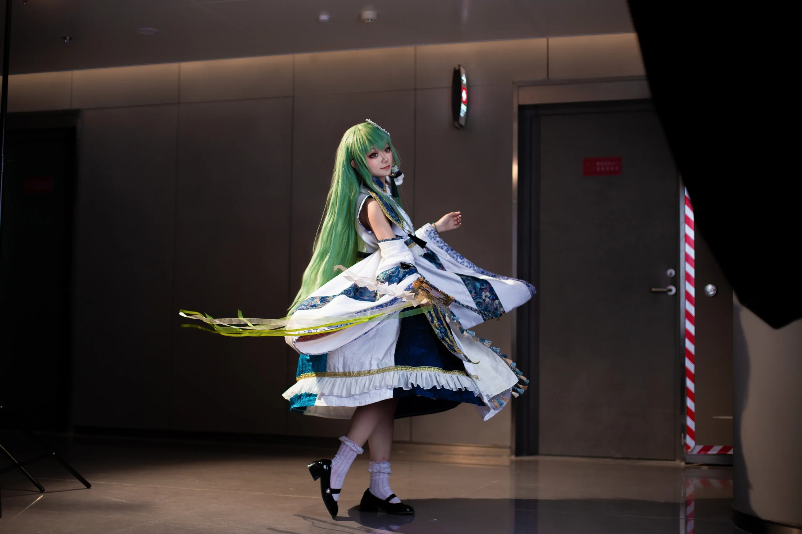 【东风谷早苗cos】神明少女的神乐铃舞步，漫展动作废急救指南 - 第 14 张