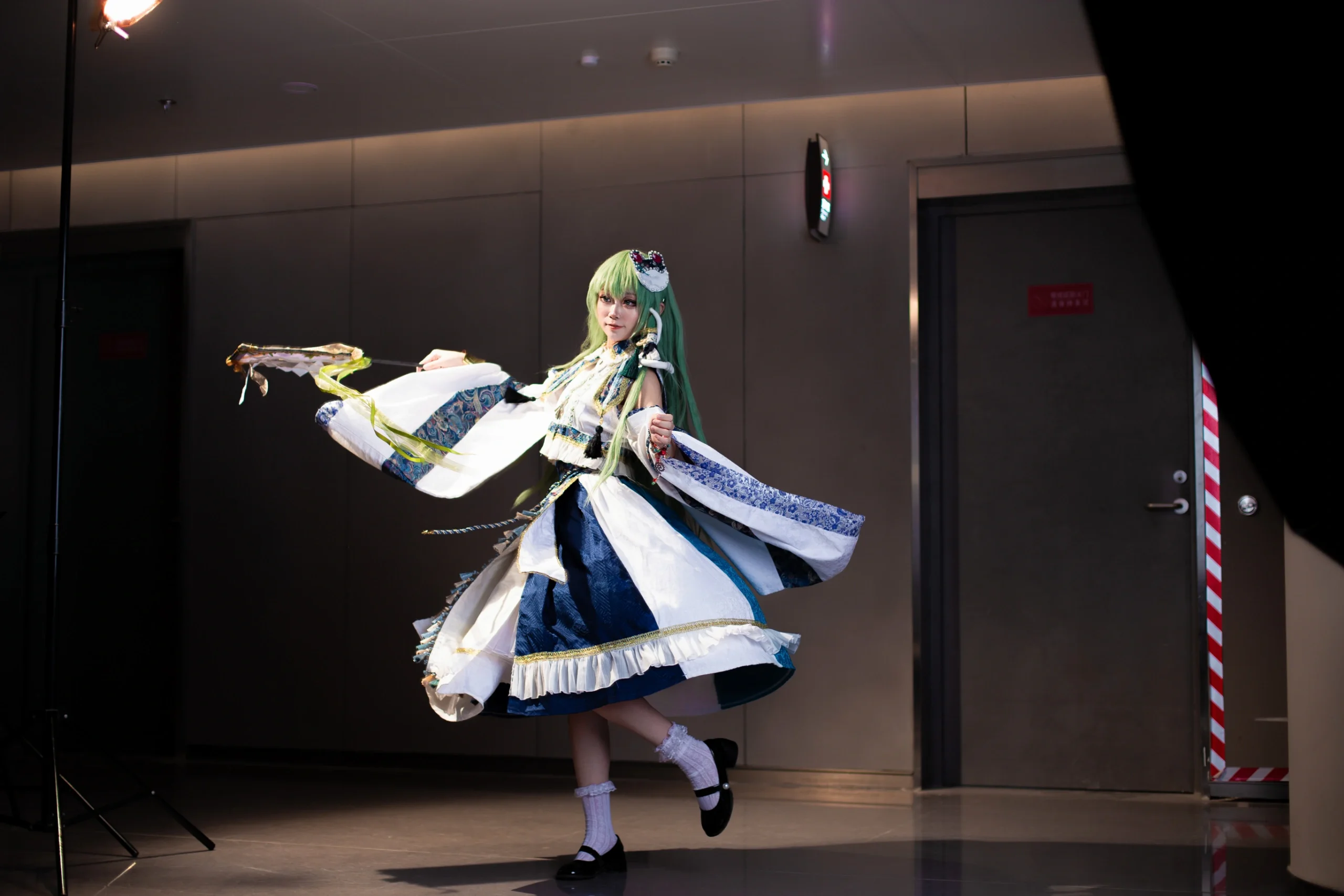 【东风谷早苗cos】神明少女的神乐铃舞步，漫展动作废急救指南 - 第 18 张