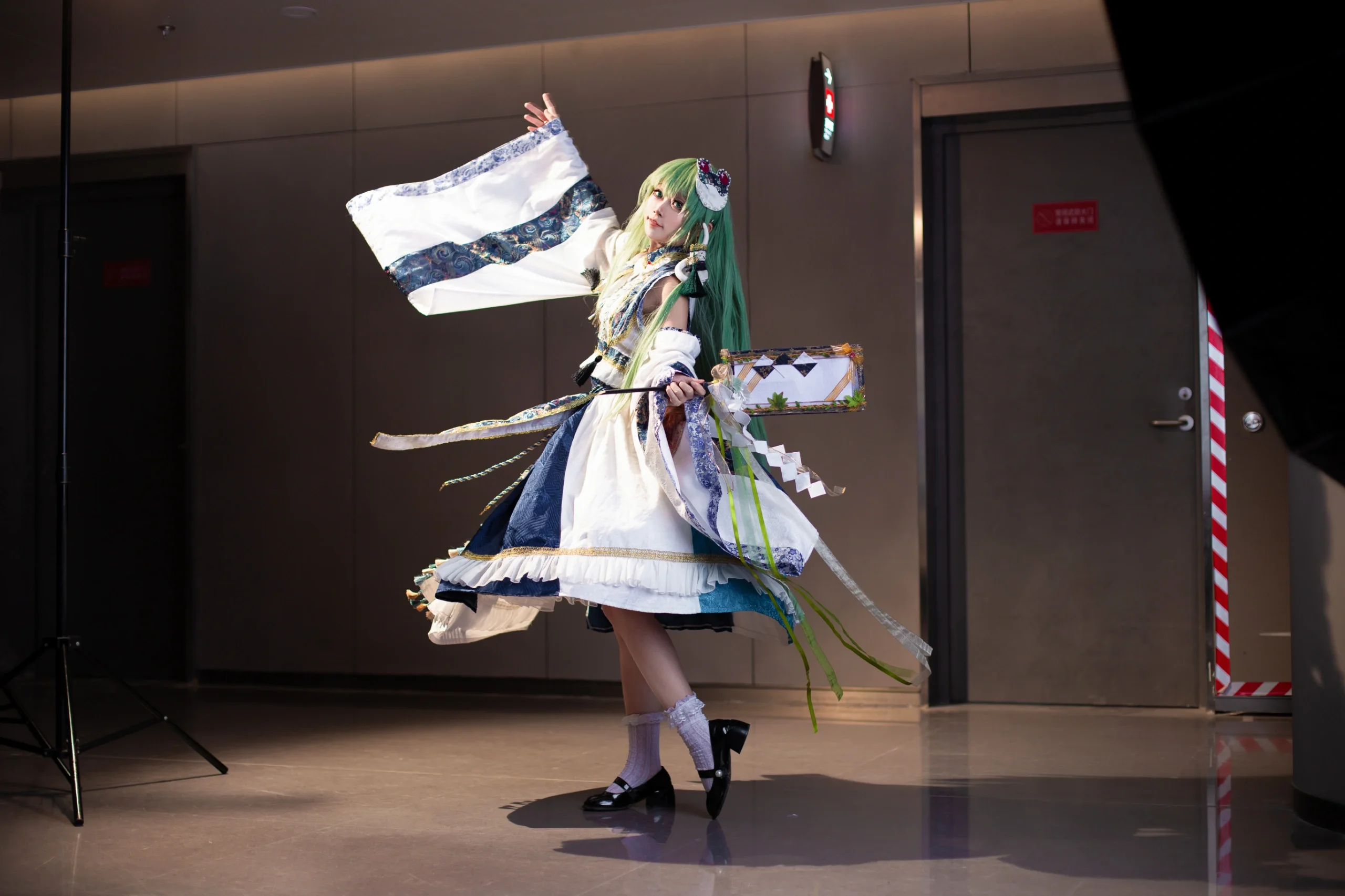 【东风谷早苗cos】神明少女的神乐铃舞步，漫展动作废急救指南