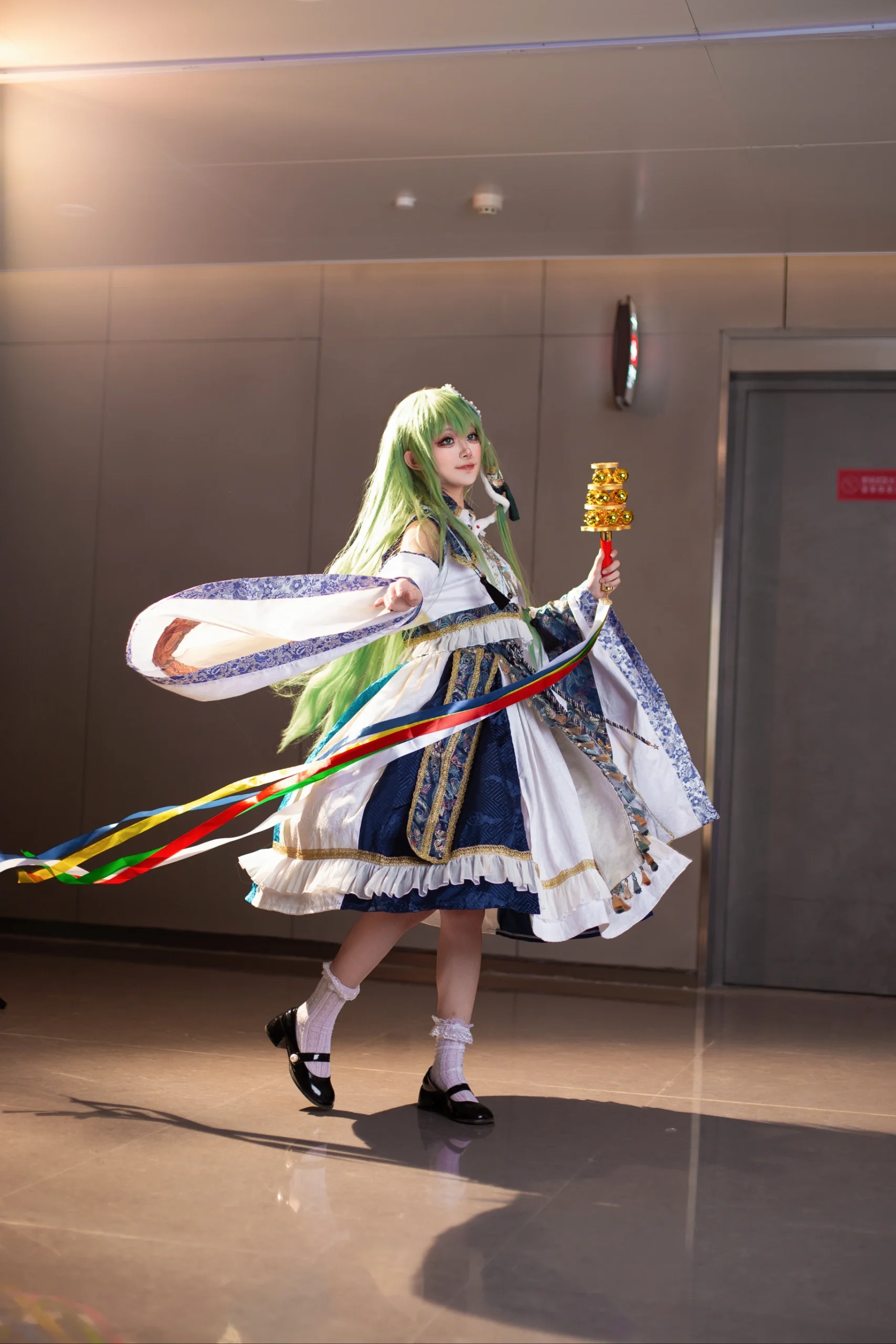 【东风谷早苗cos】神明少女的神乐铃舞步，漫展动作废急救指南 - 第 4 张